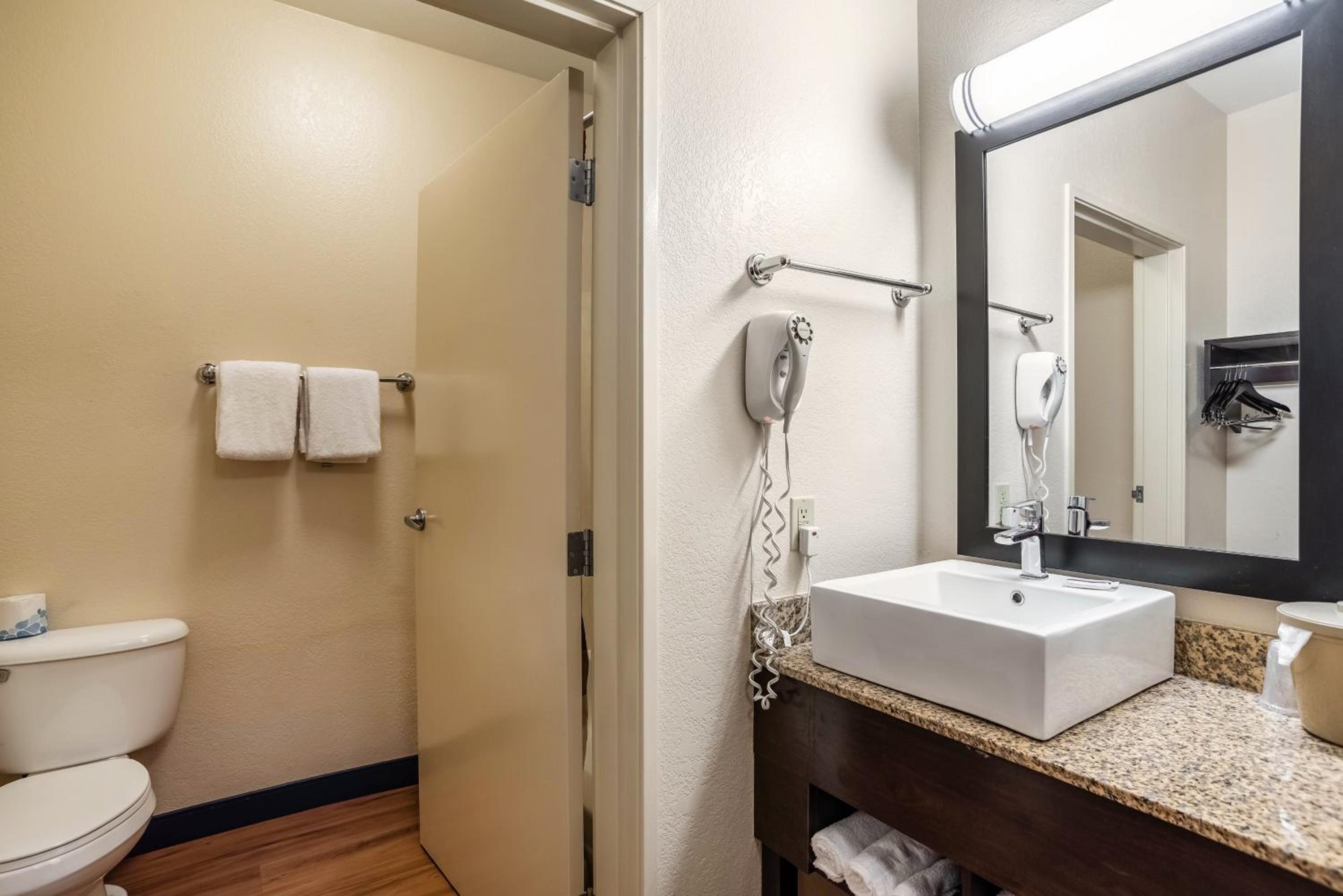 Deluxe Room with Two Double Beds Smoke Free - Photo 8