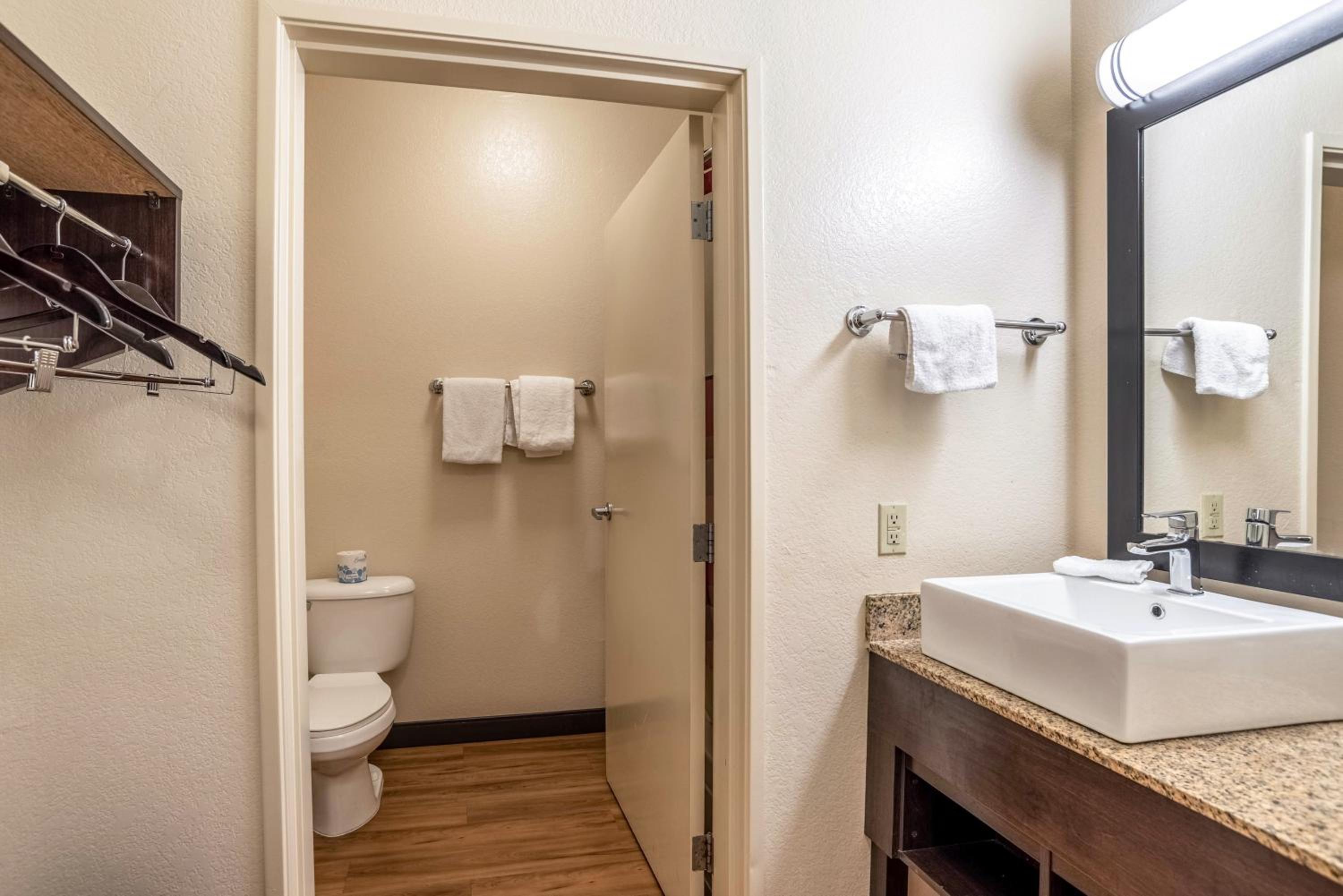 Standard Room with Two Double Beds Smoke Free - Photo 2