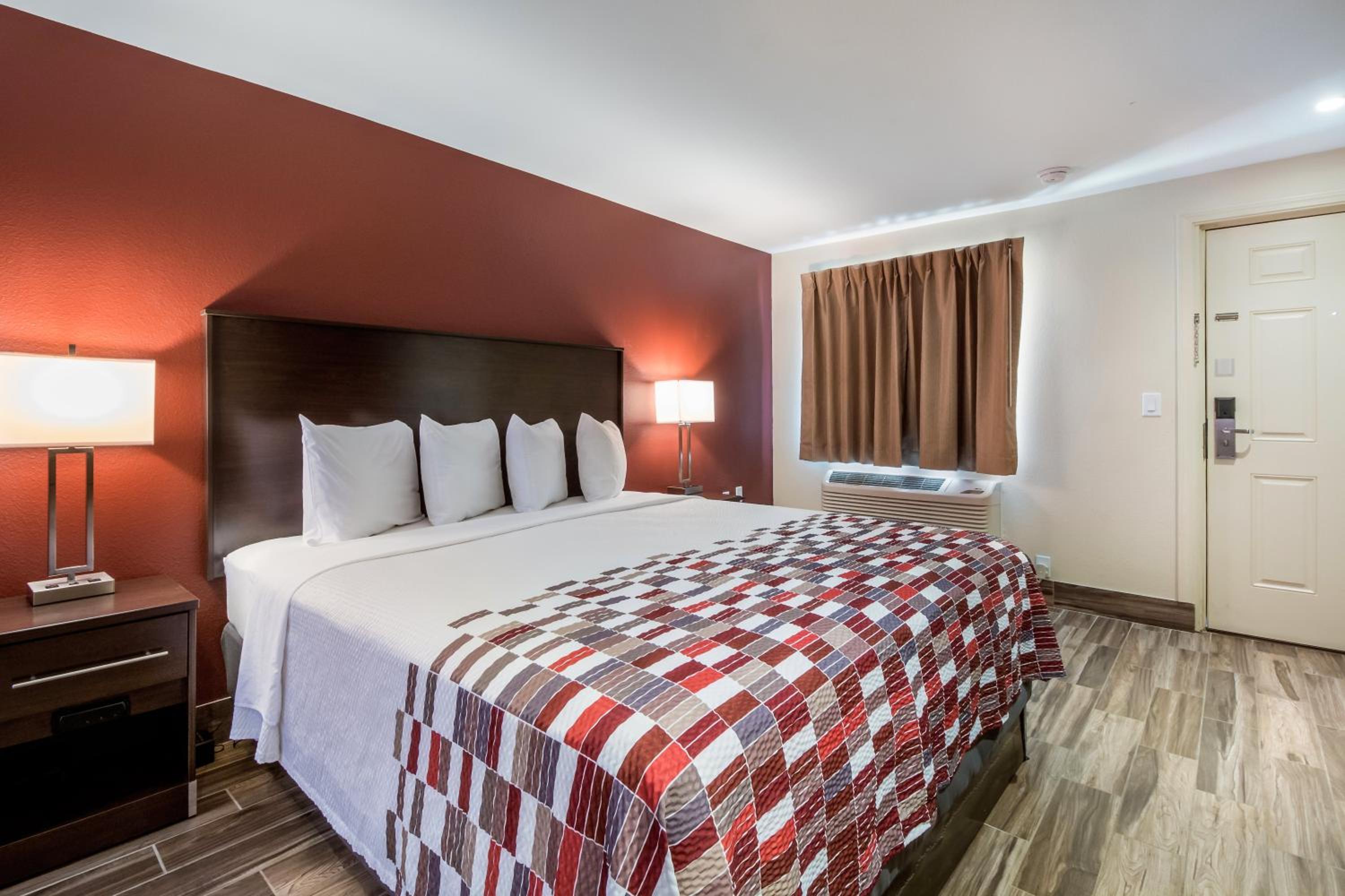 Deluxe King Room - Disability Access/Smoke Free - Photo 2