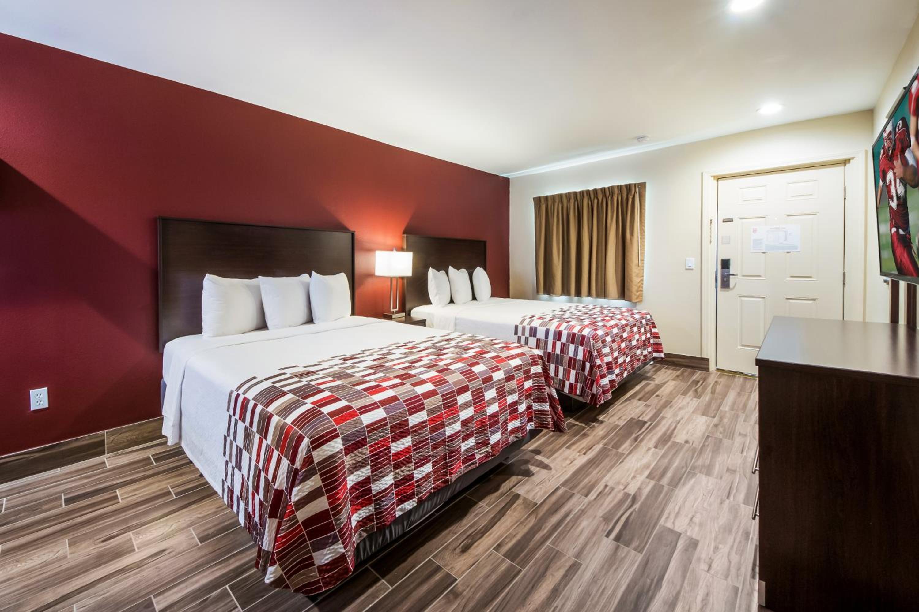 Deluxe Queen Room with Two Queen Beds - Smoke Free - Photo 9