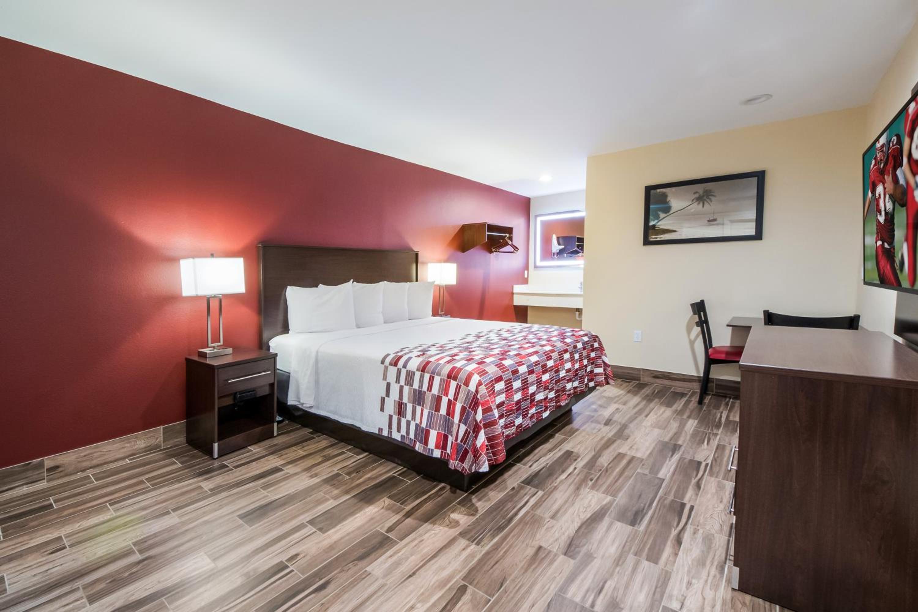 Deluxe King Room - Smoke Free - Photo 1