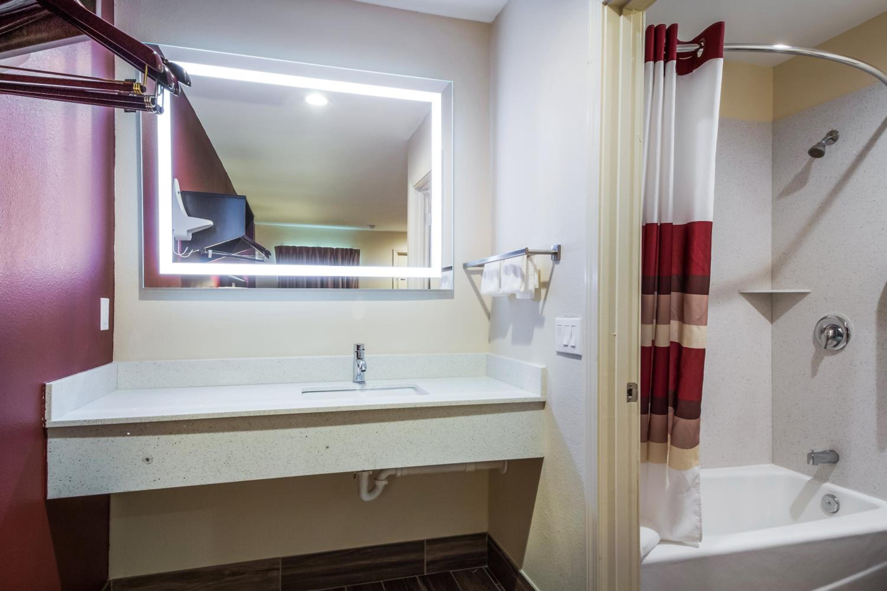 Deluxe Queen Room with Two Queen Beds - Smoke Free - Photo 6