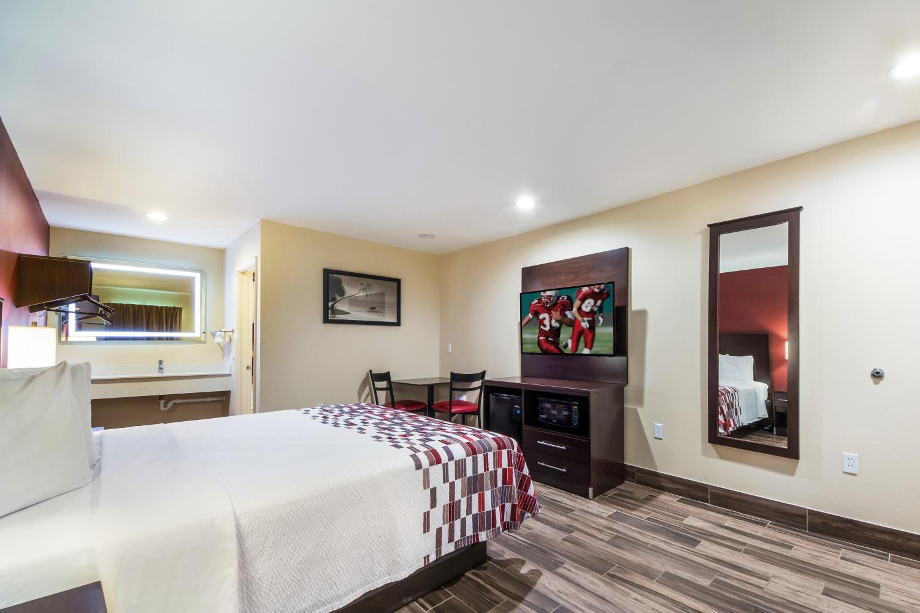 Deluxe King Room - Smoke Free - Photo 2