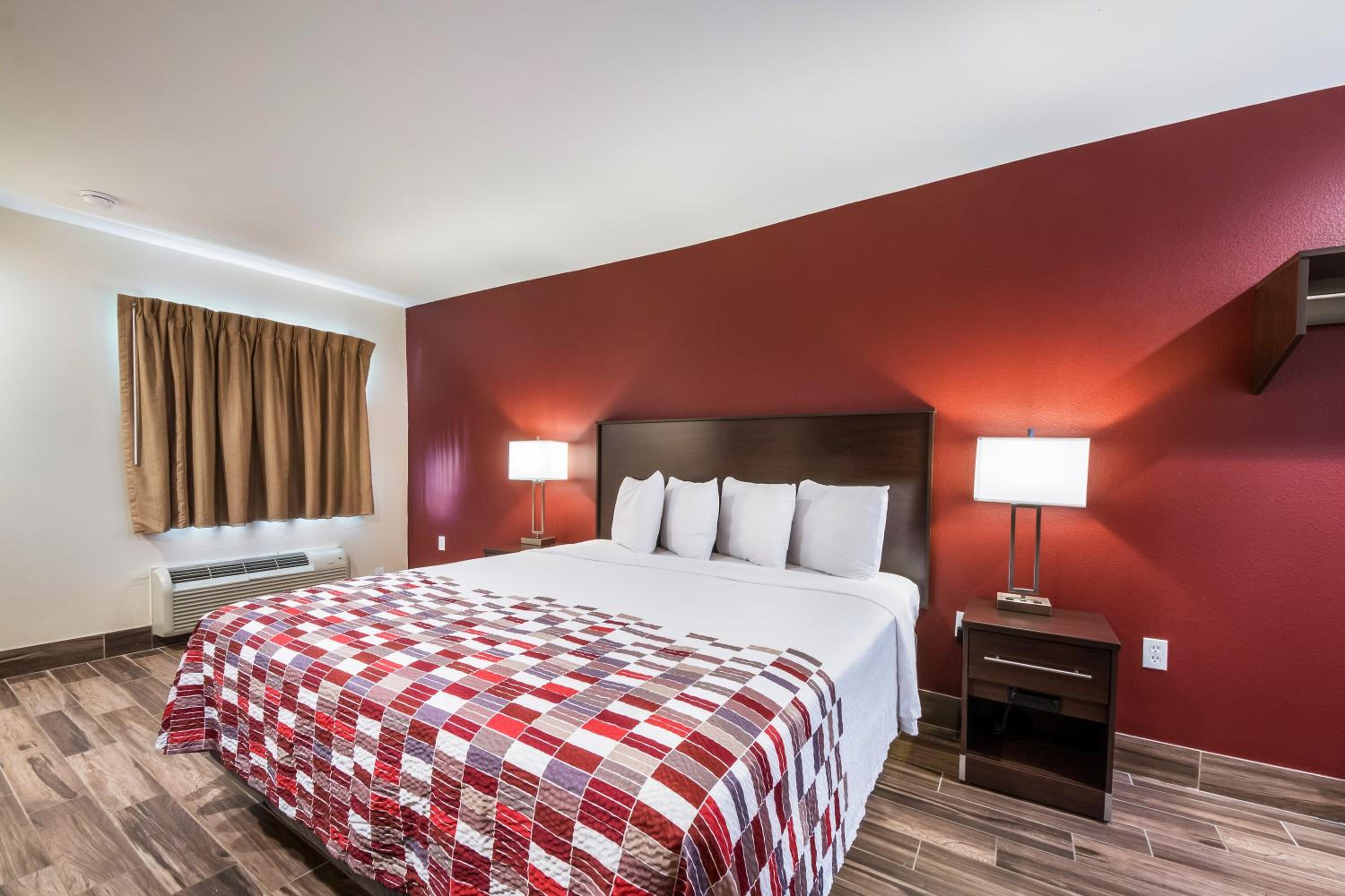 Deluxe King Room - Disability Access/Smoke Free - Photo 5