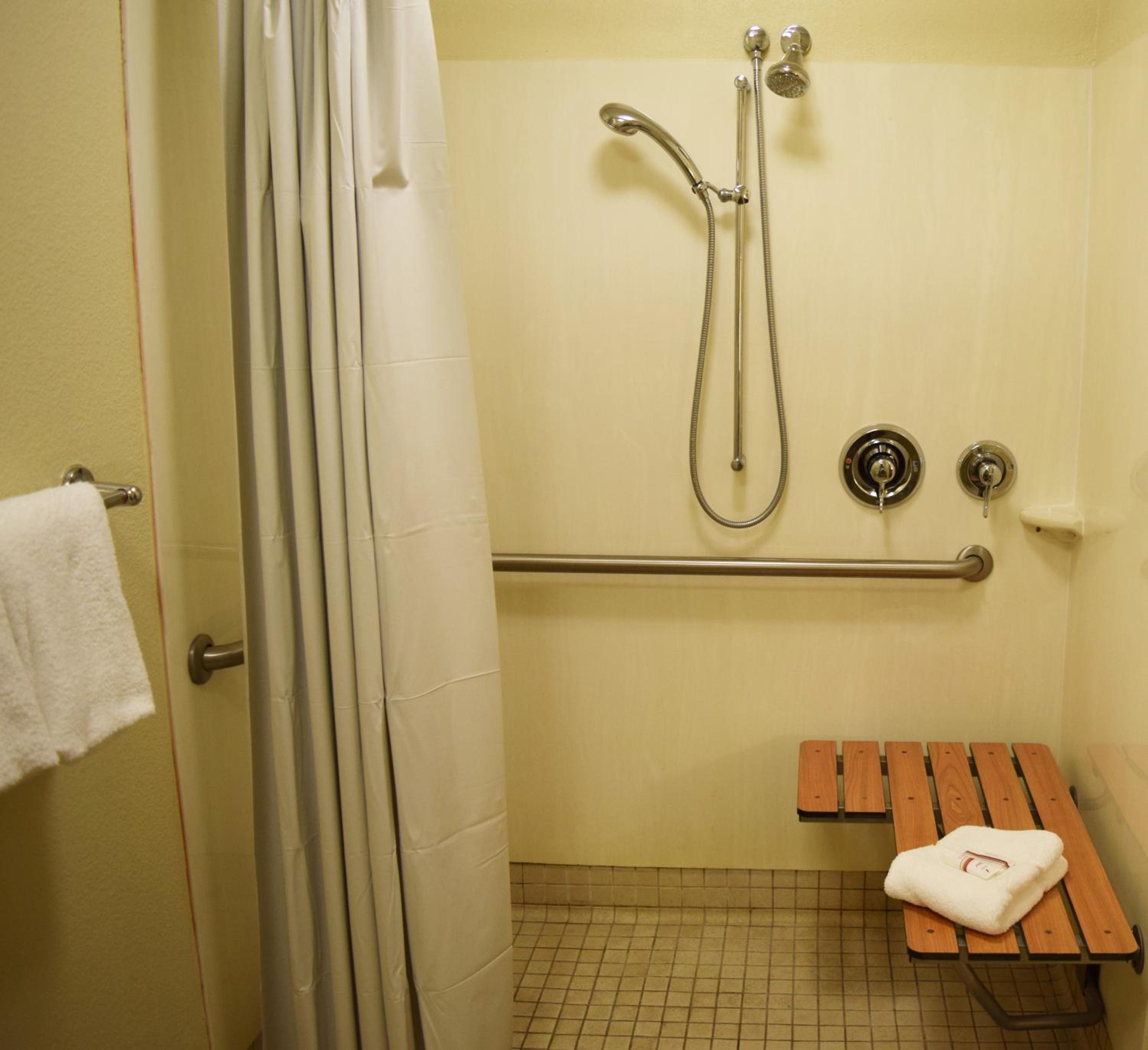 Superior King Room Disability Access Roll-ln Shower Smoke Free - Photo 3