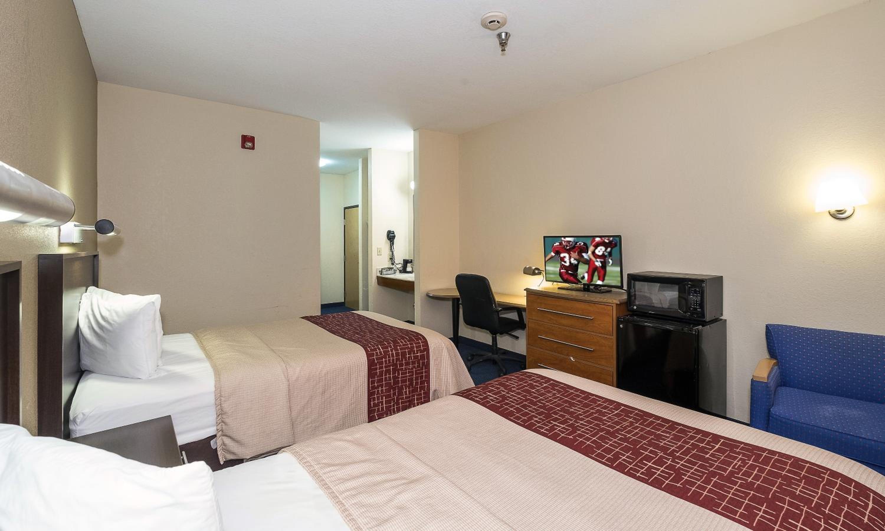 Deluxe Room with Two Double Beds Disability Access Roll-In Shower Non-Smoking photo 2