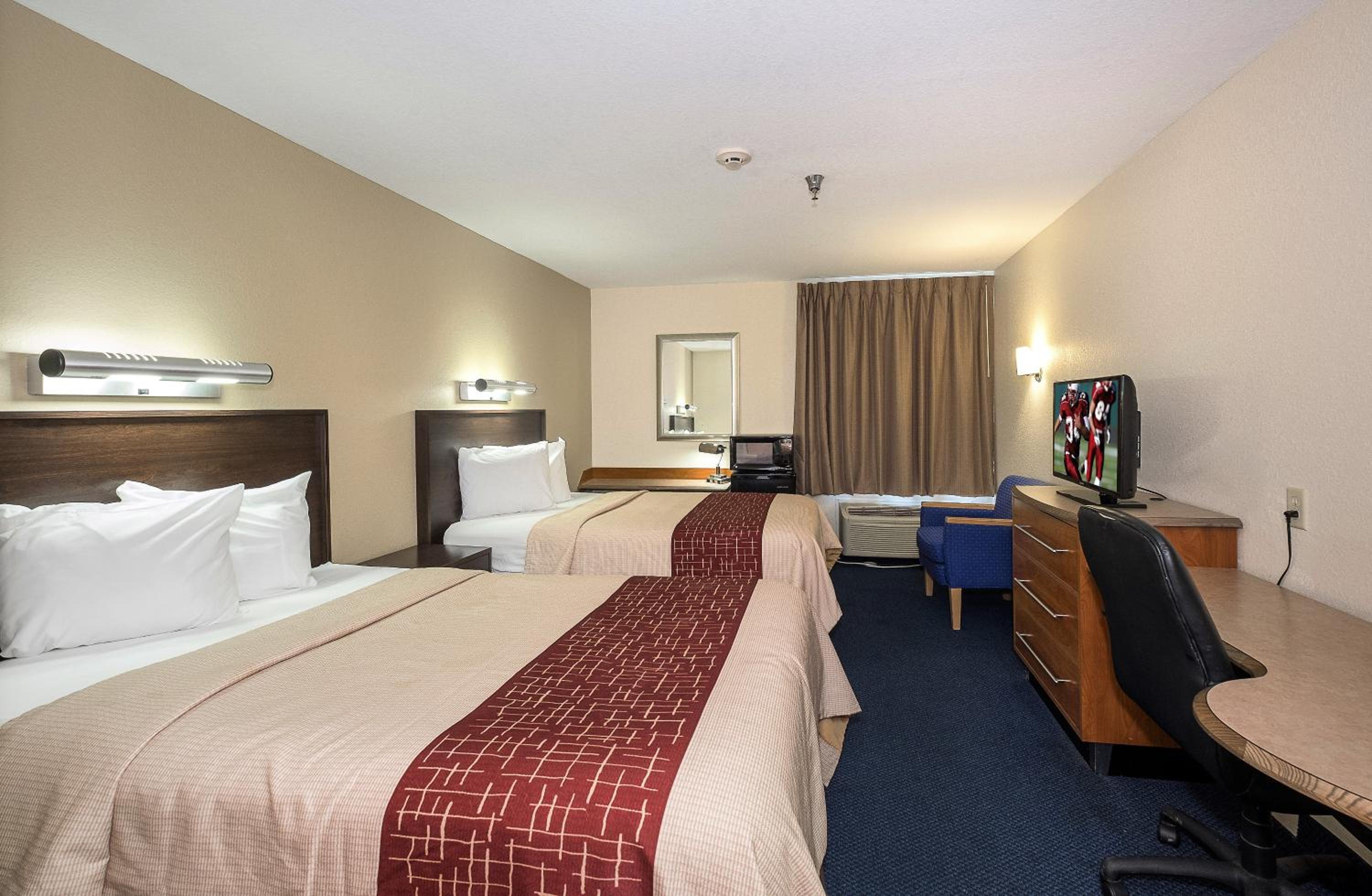 Deluxe Room with Two Double Beds Disability Access Roll-In Shower Non-Smoking photo 3
