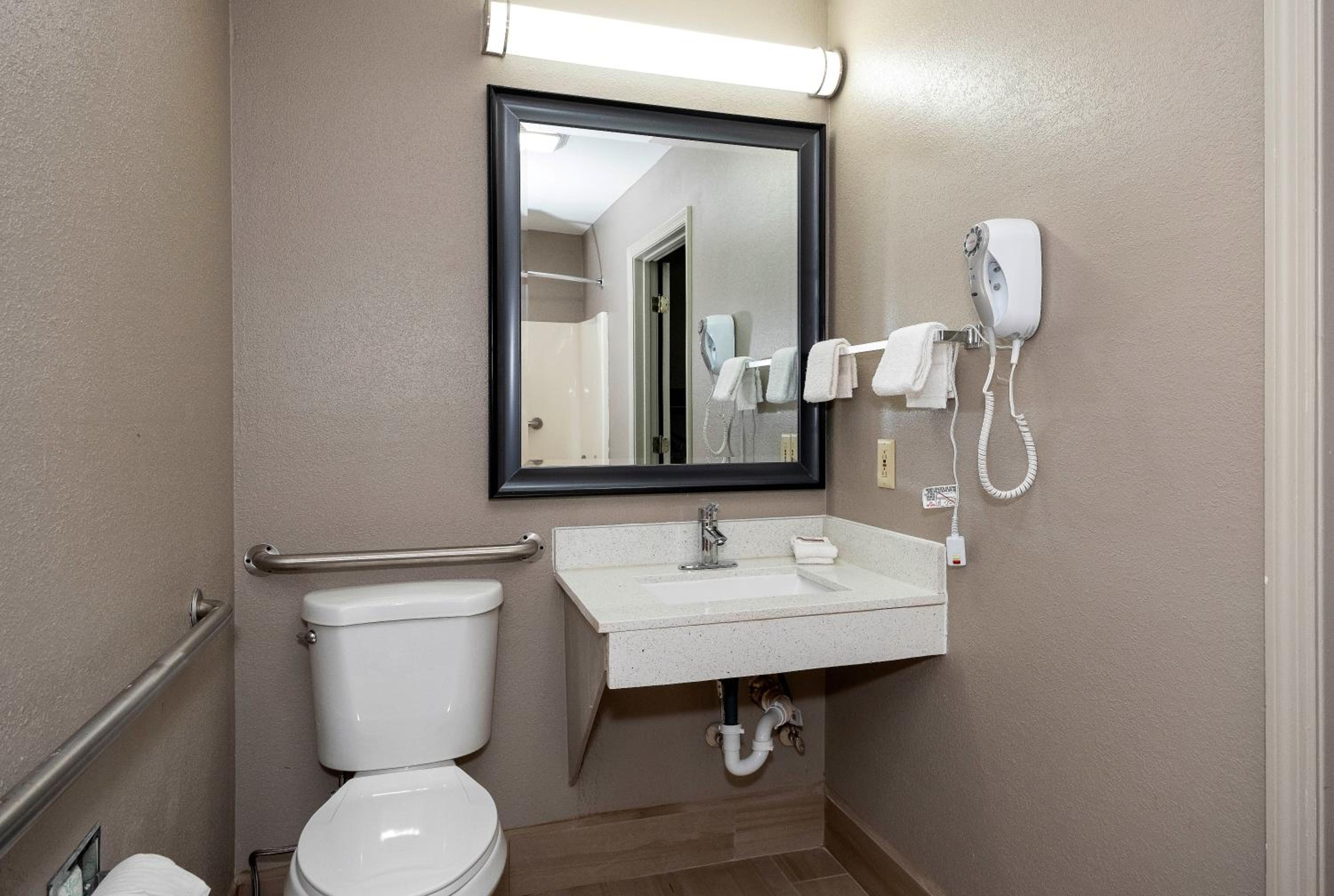 Deluxe King Room - Disability Access/Smoke Free photo 2