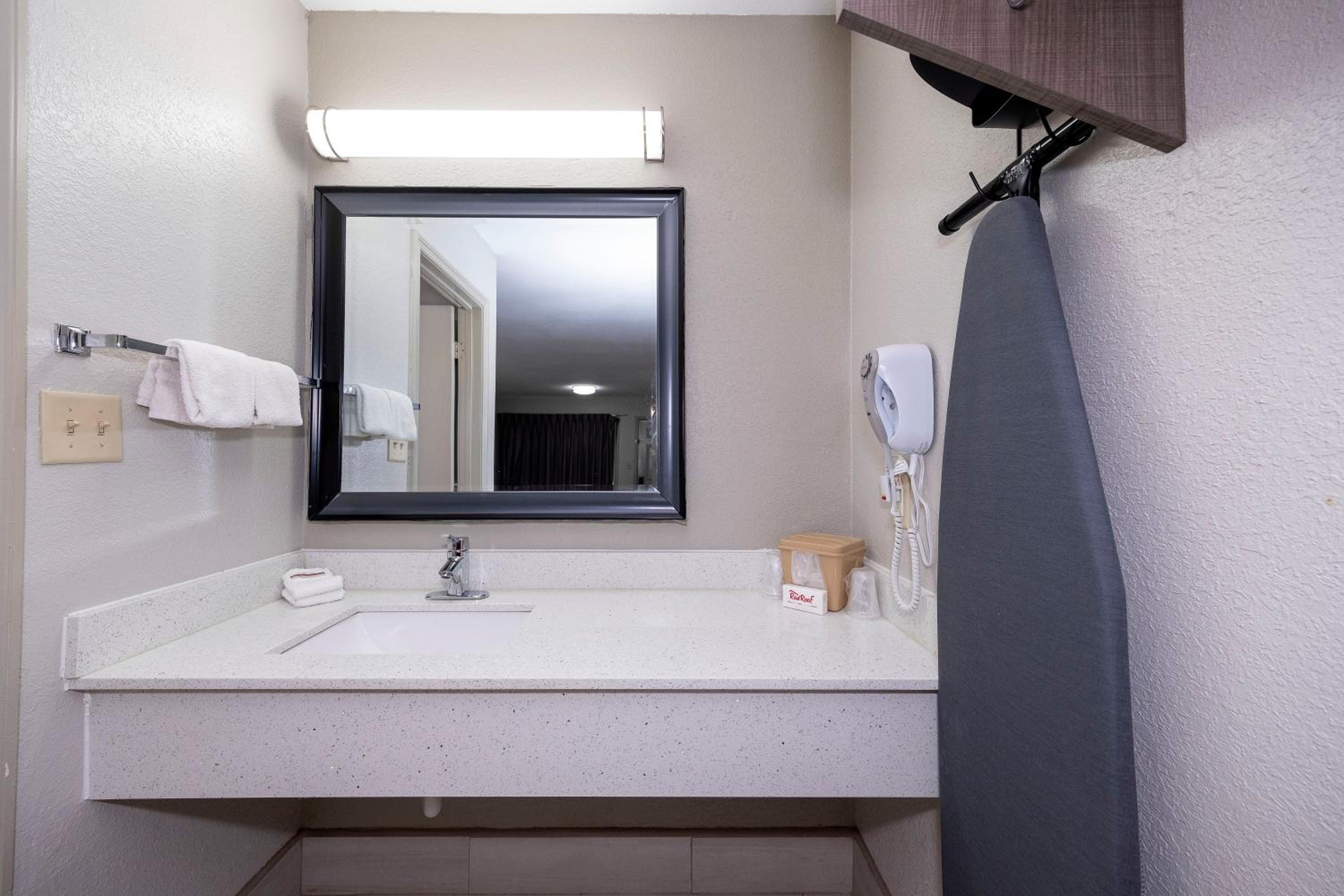 Deluxe Queen Room with 2 Queen Beds Smoke Free photo 2