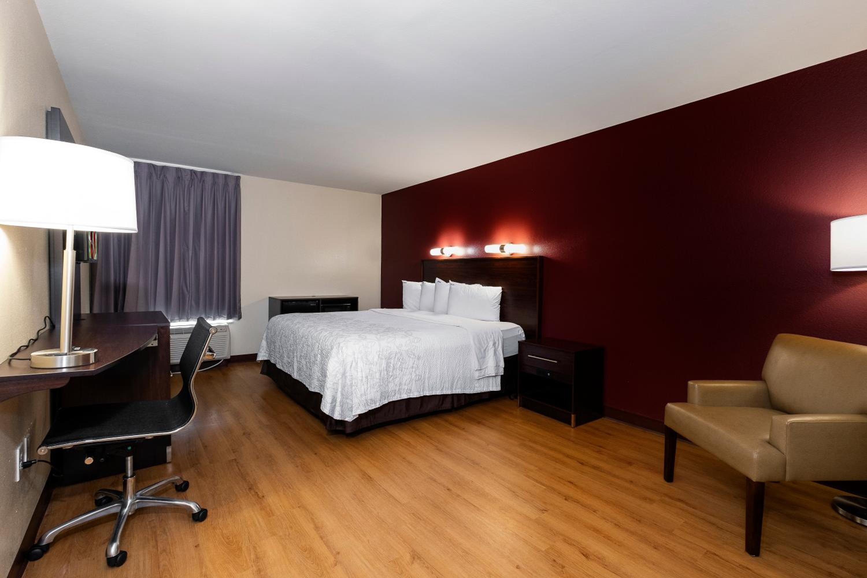 Deluxe King Room Disability Access Smoke Free - Photo 6