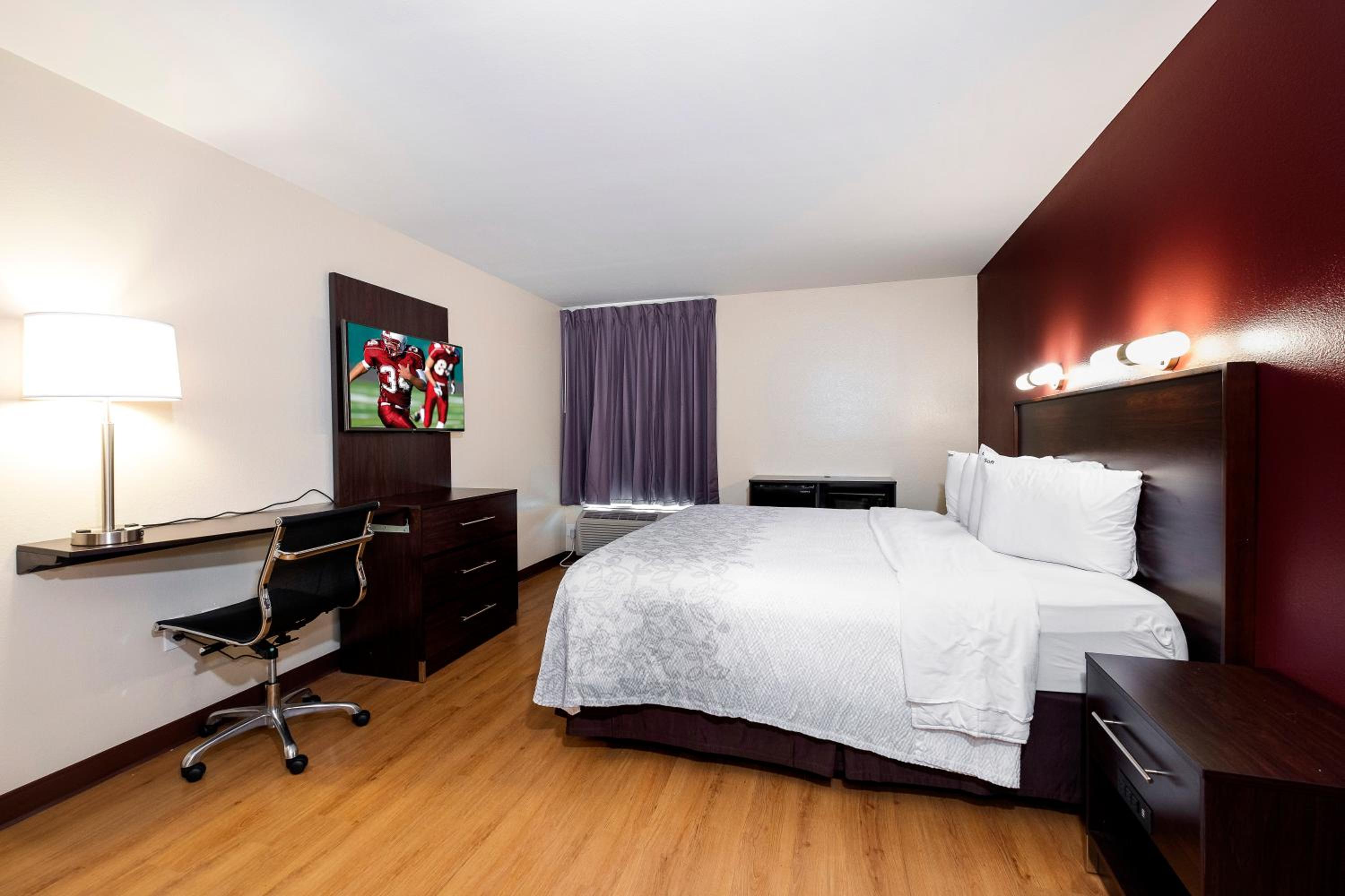 Deluxe King Room Disability Access Smoke Free - Photo 5