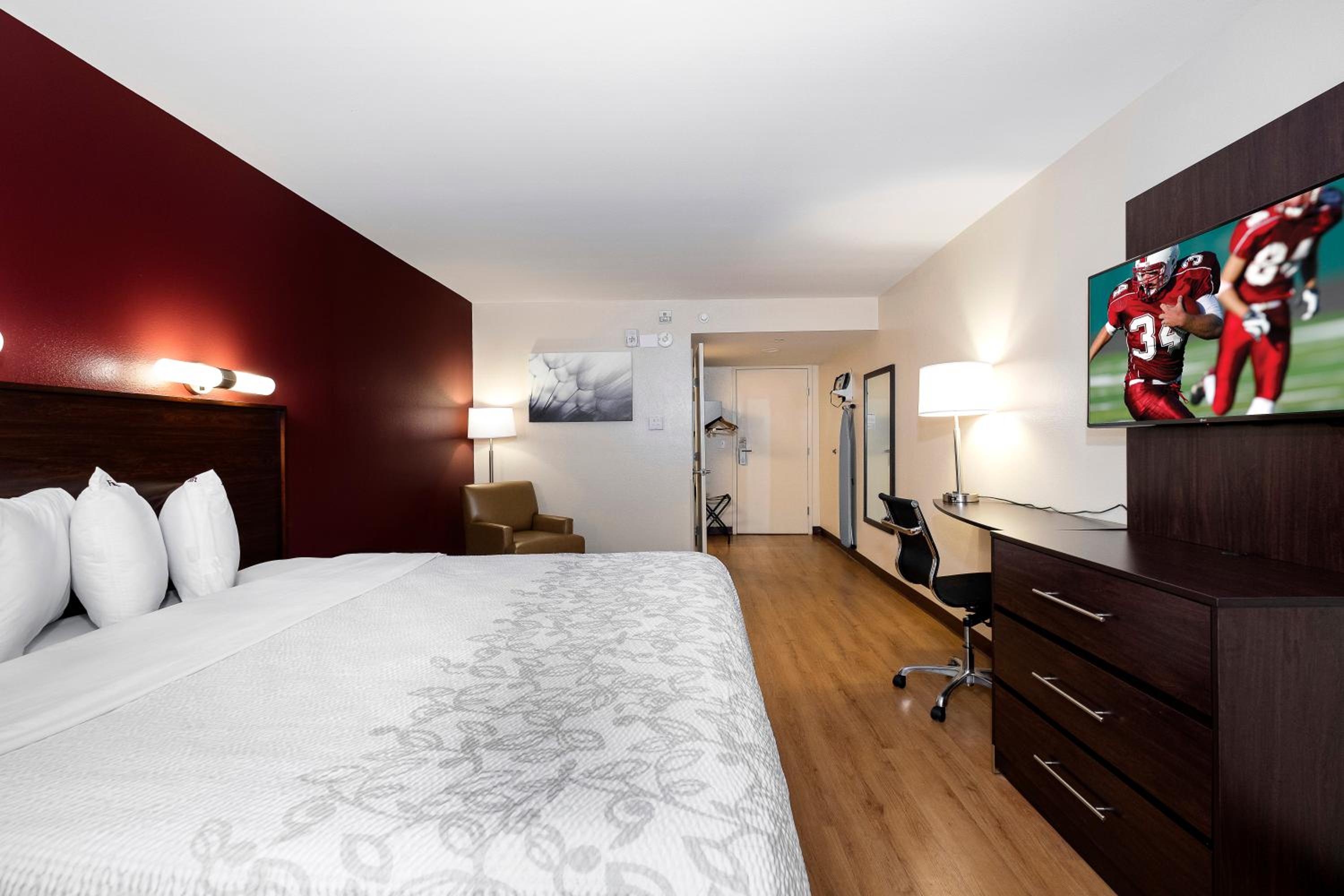 Deluxe King Room Disability Access Smoke Free - Photo 1