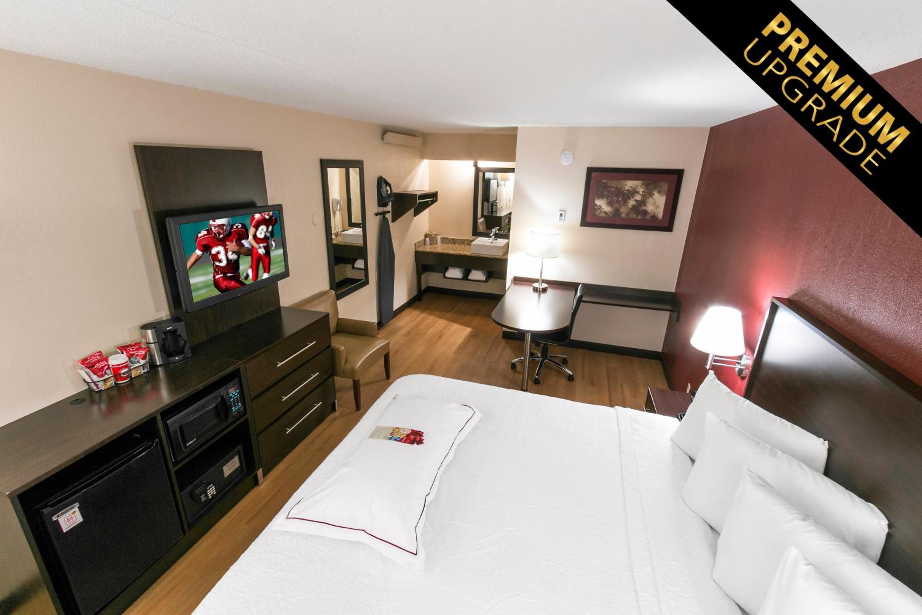 Premium King Room Smoke Free (Upgraded Bedding & Snack) - Photo 1