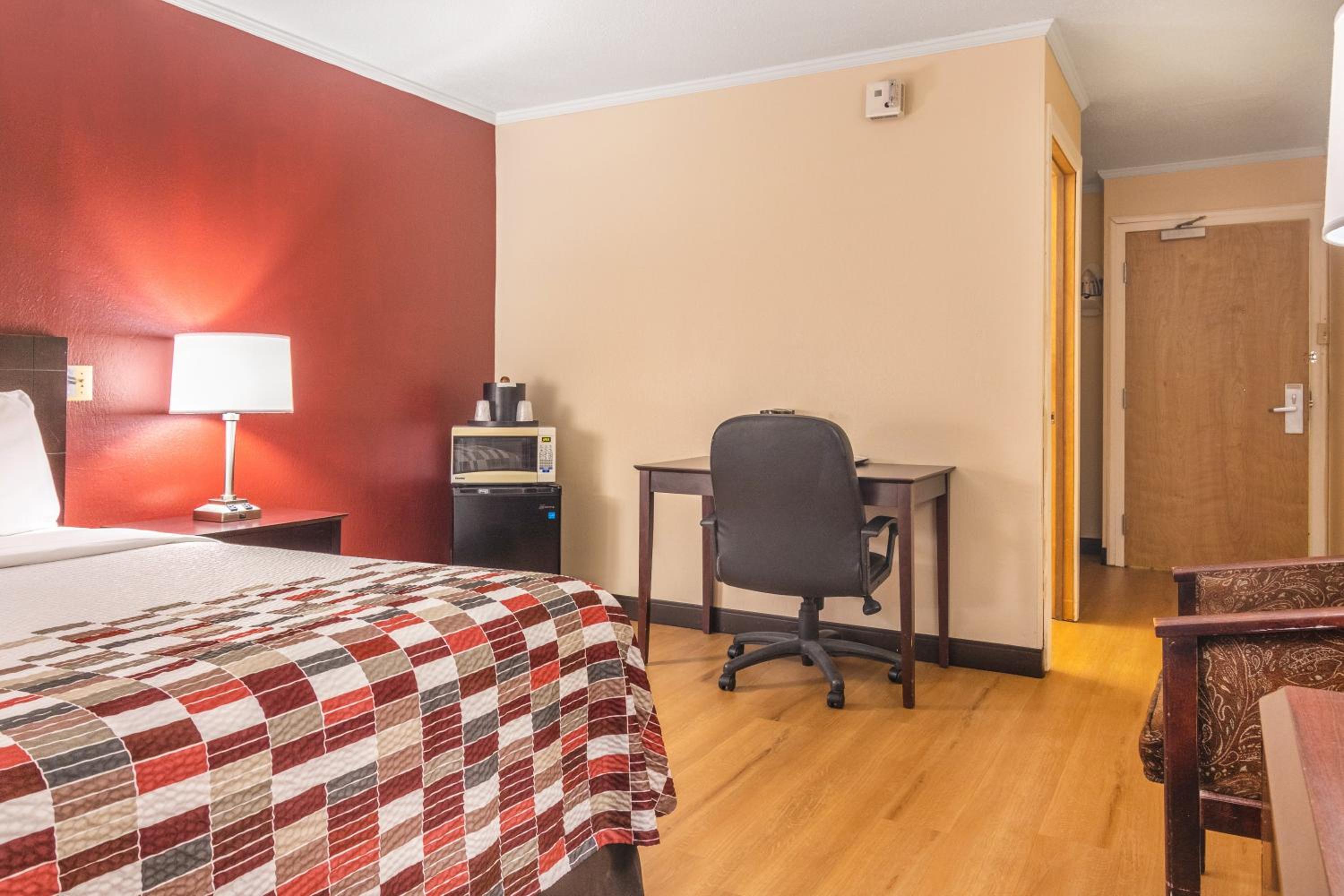 Superior King Room Disability Access Non-Smoking - Photo 4