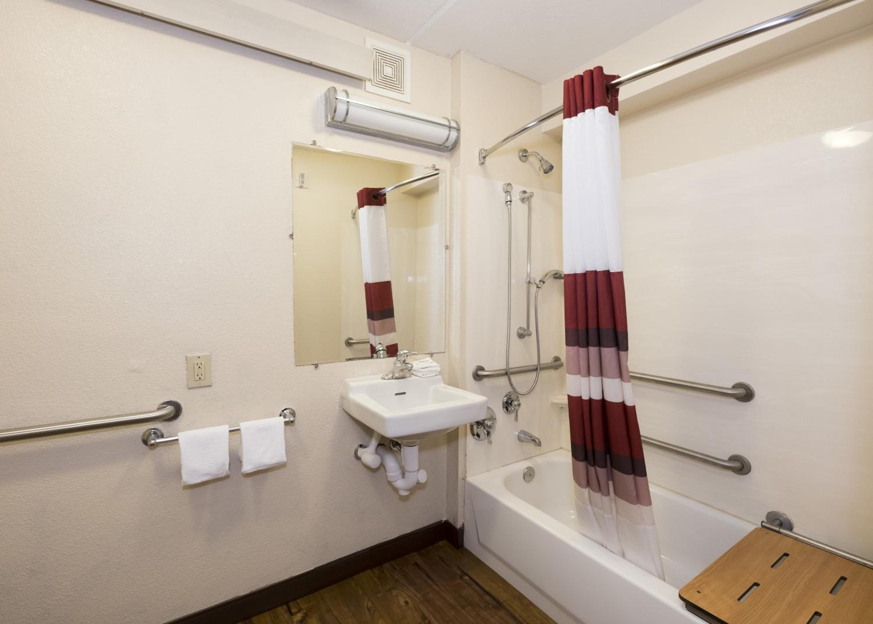 Deluxe King Room Disability Access Non-Smoking - Photo 5