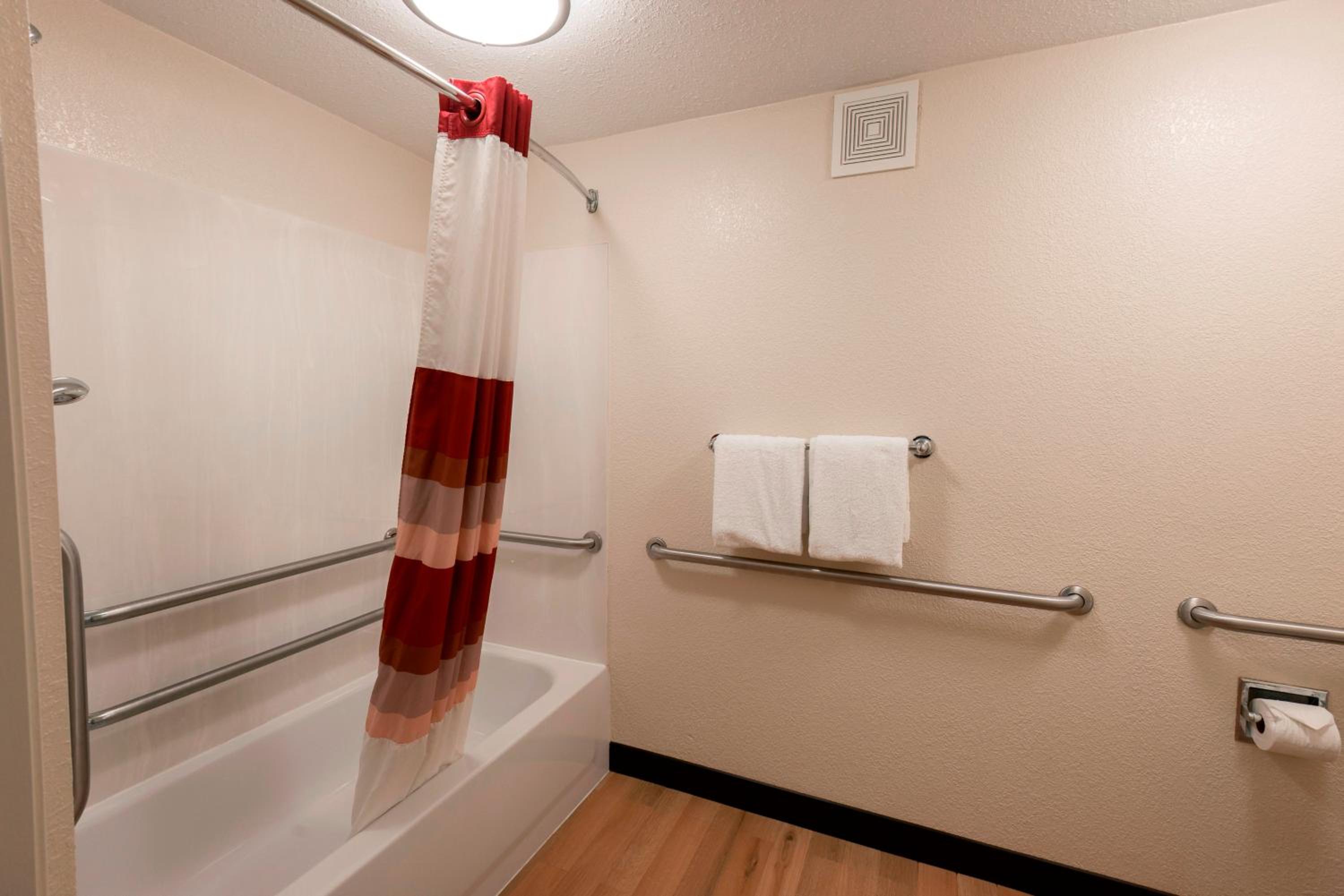 Standard King Room Disability Access Smoke Free - Photo 4