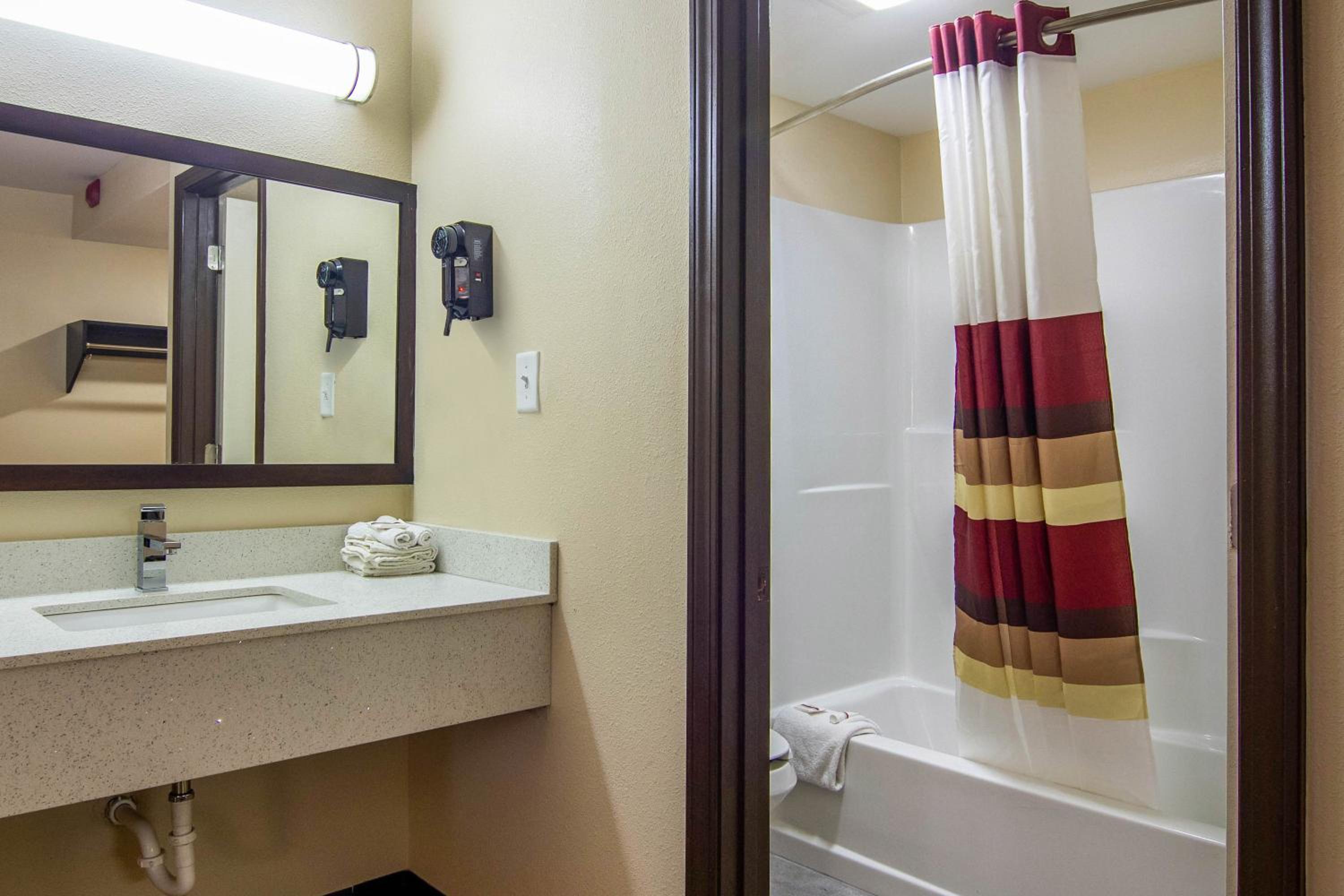 Standard King Room - Non-Smoking  - Photo 4
