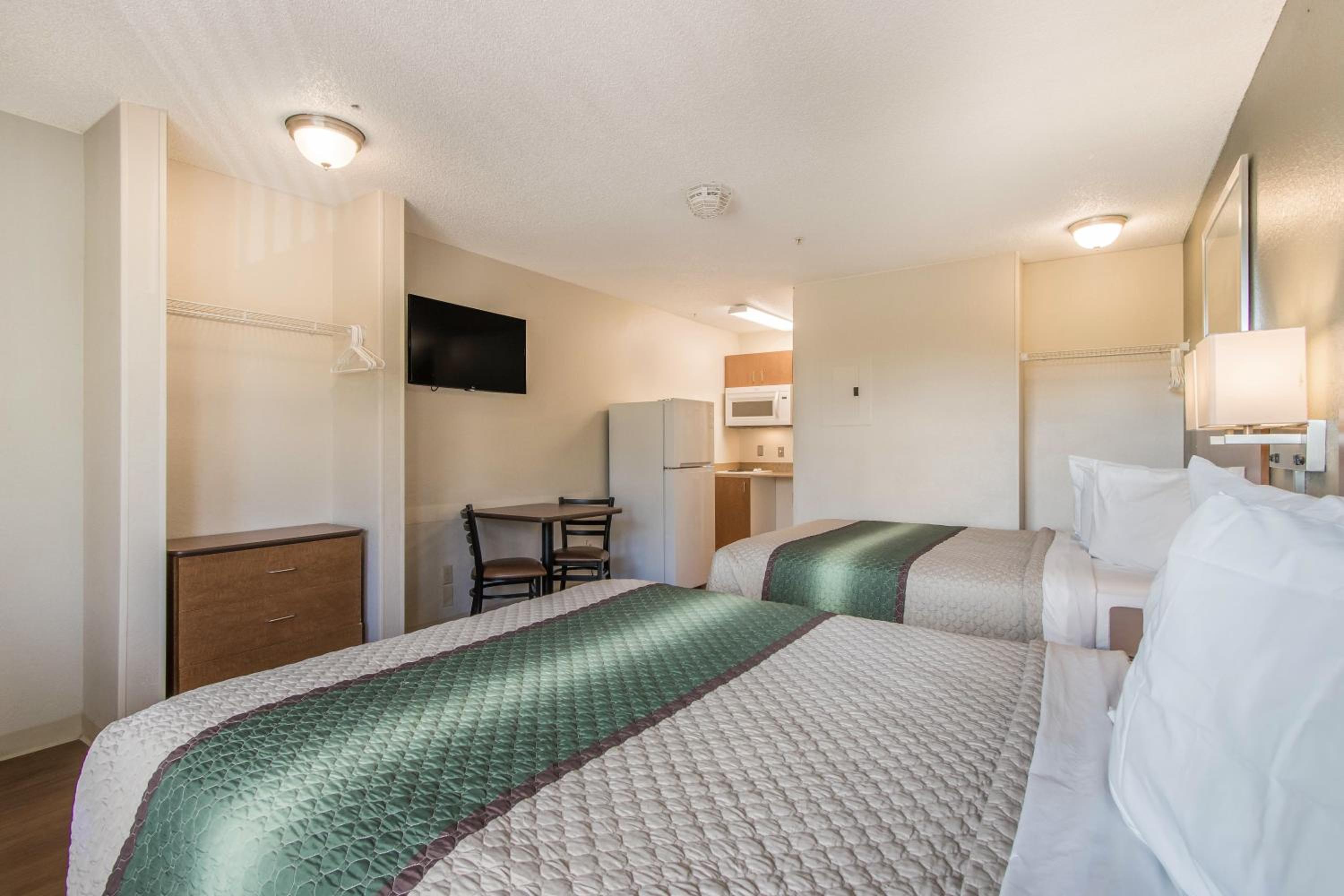 Studio Room with Two Queen Beds Non-Smoking - Photo 6
