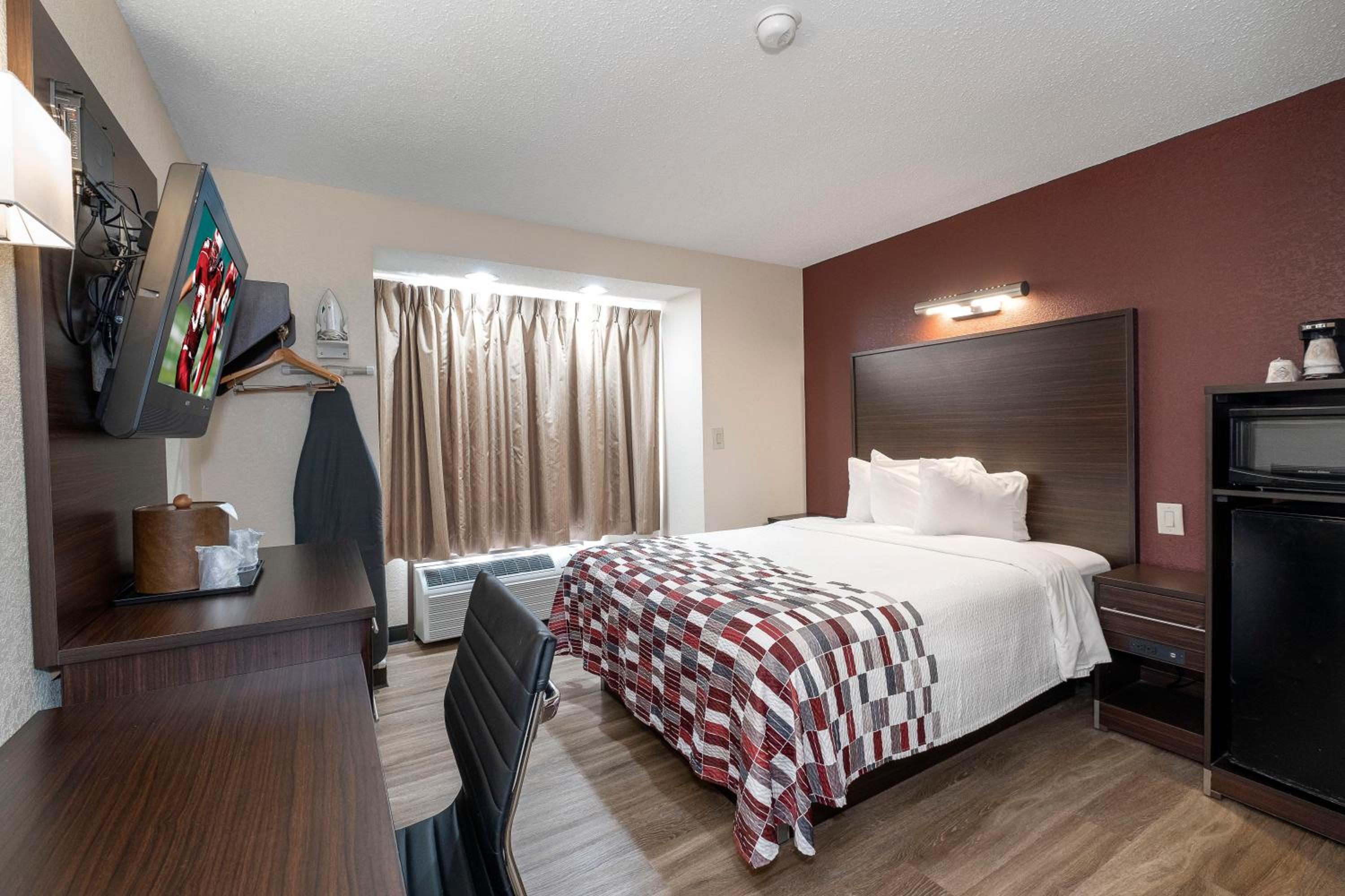 Deluxe Queen Room with One Queen Bed Non-Smoking - Photo 1