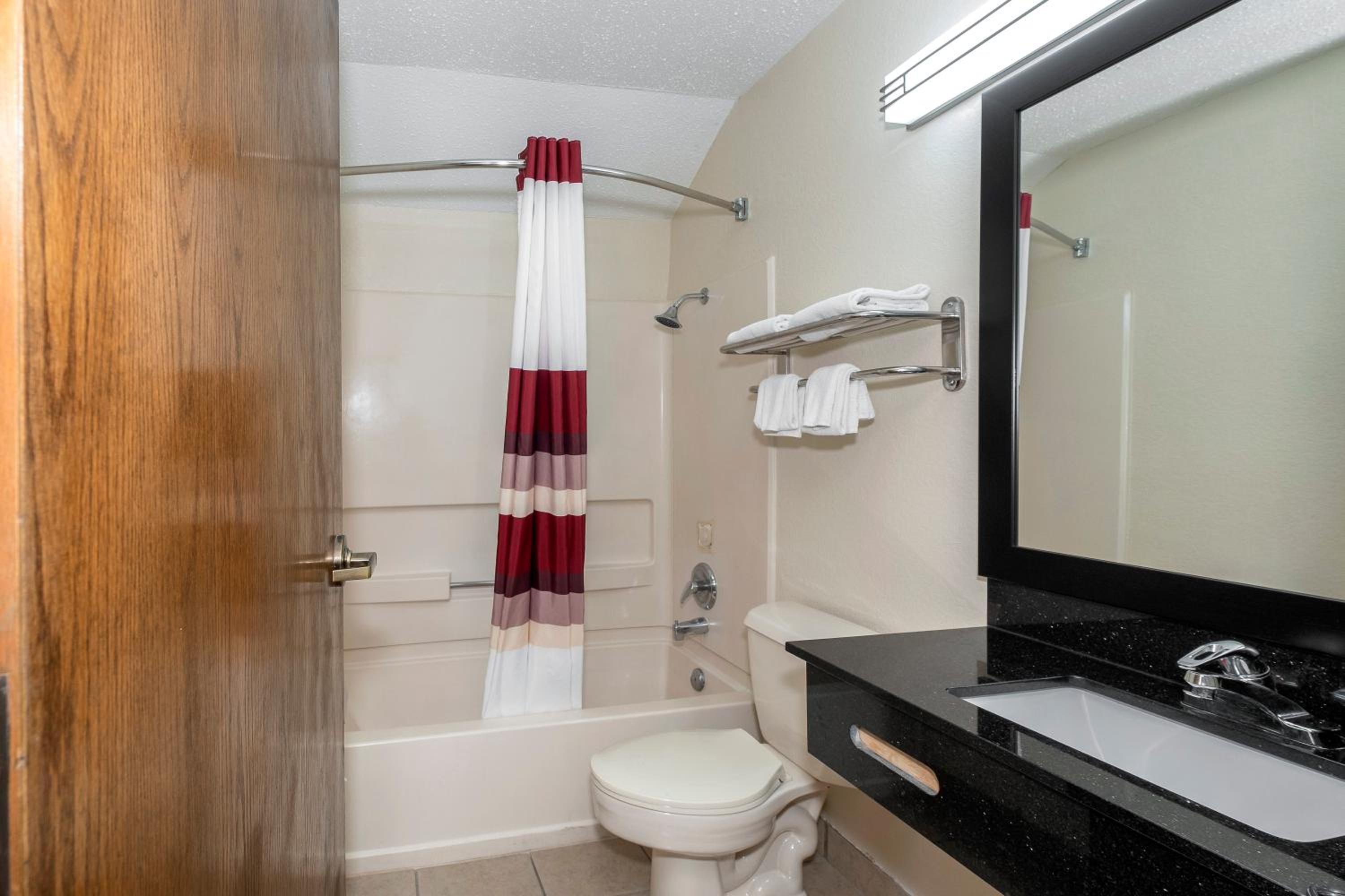 Deluxe Queen Room with One Queen Bed Non-Smoking - Photo 3