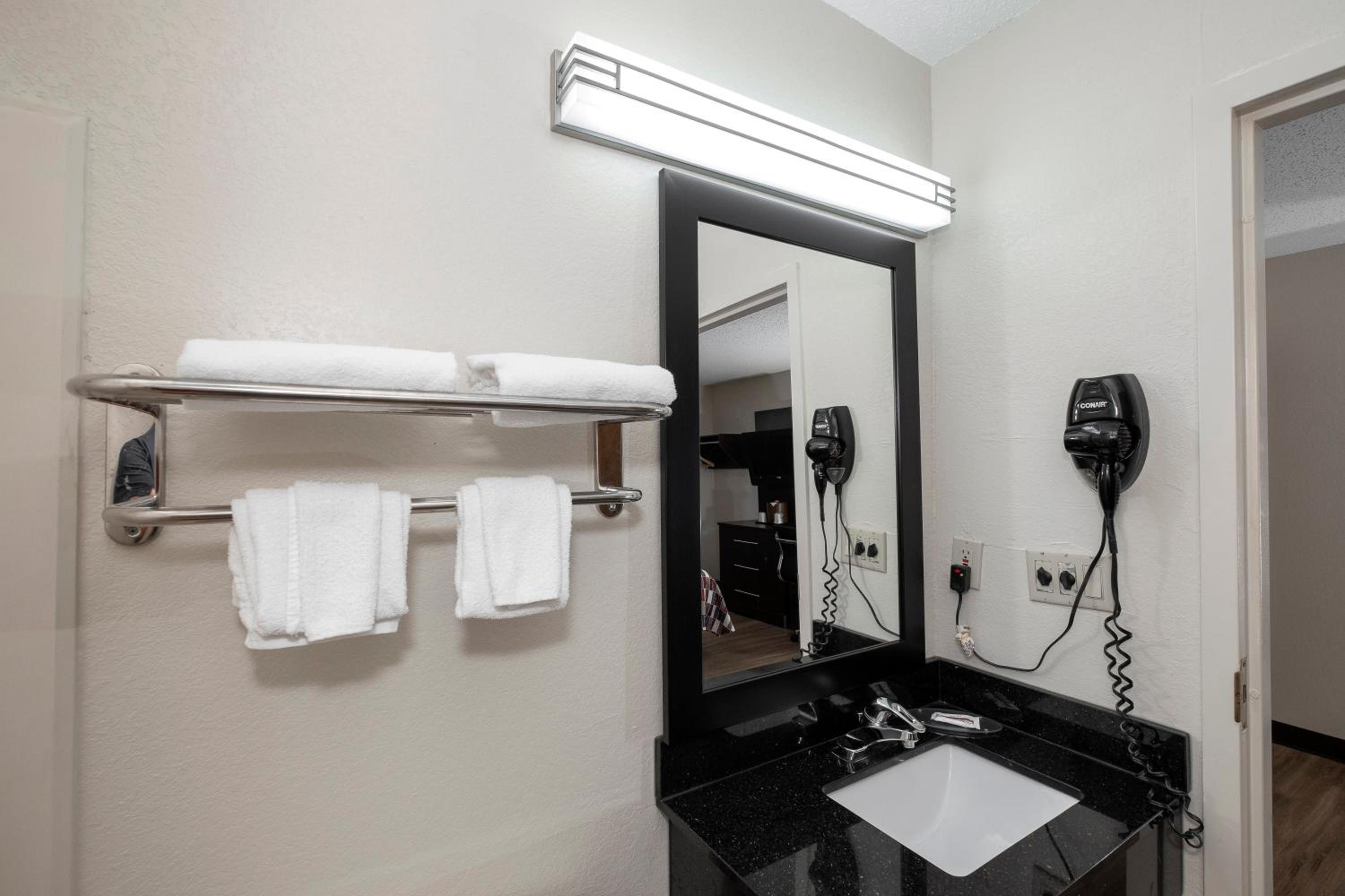Deluxe Queen Room with One Queen Bed Non-Smoking - Photo 4