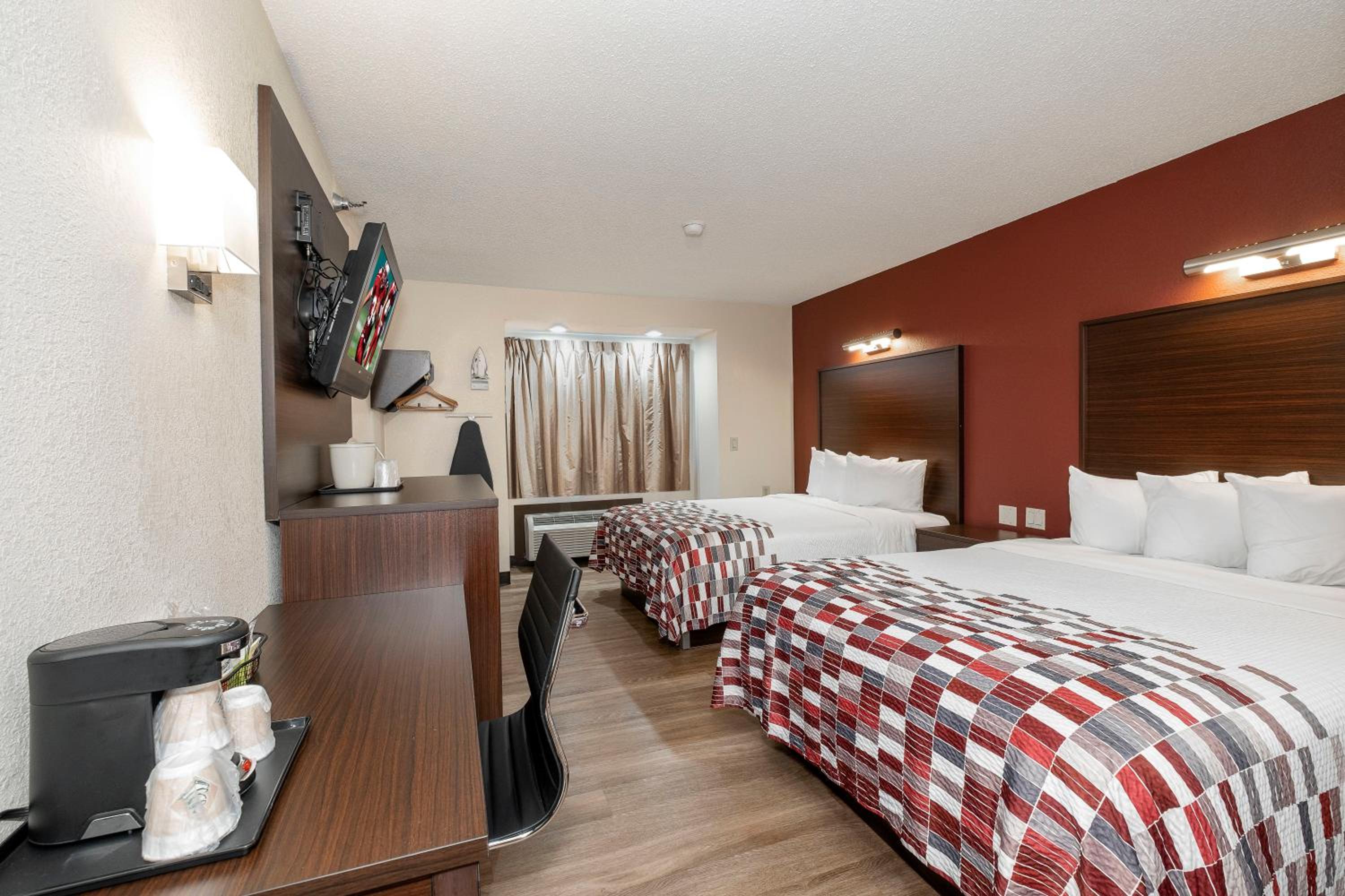 Deluxe Queen Room with Two Double Beds Non-Smoking - Photo 4