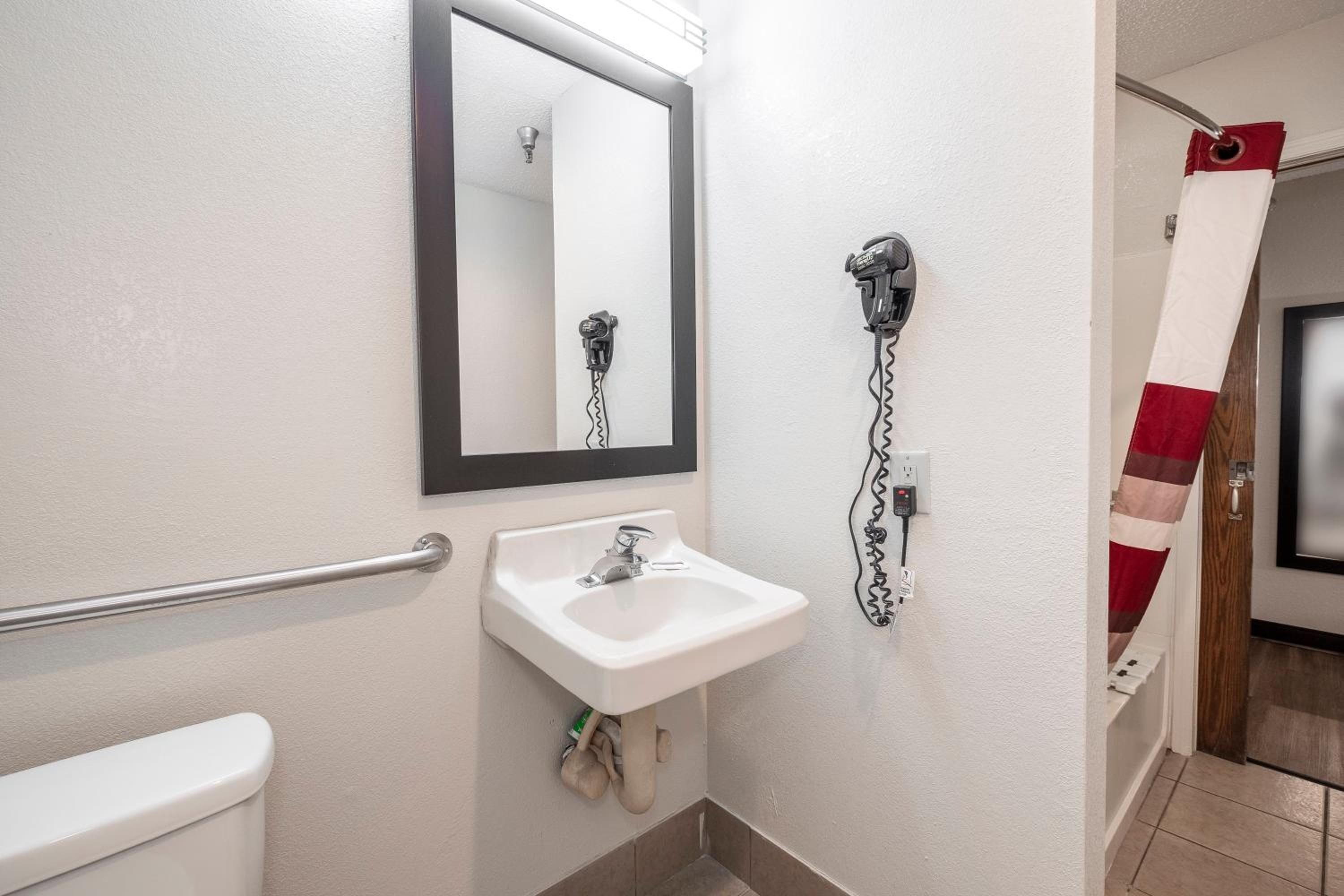 Deluxe Queen Room with Two Queen Beds Disability Access Non-Smoking - Photo 2