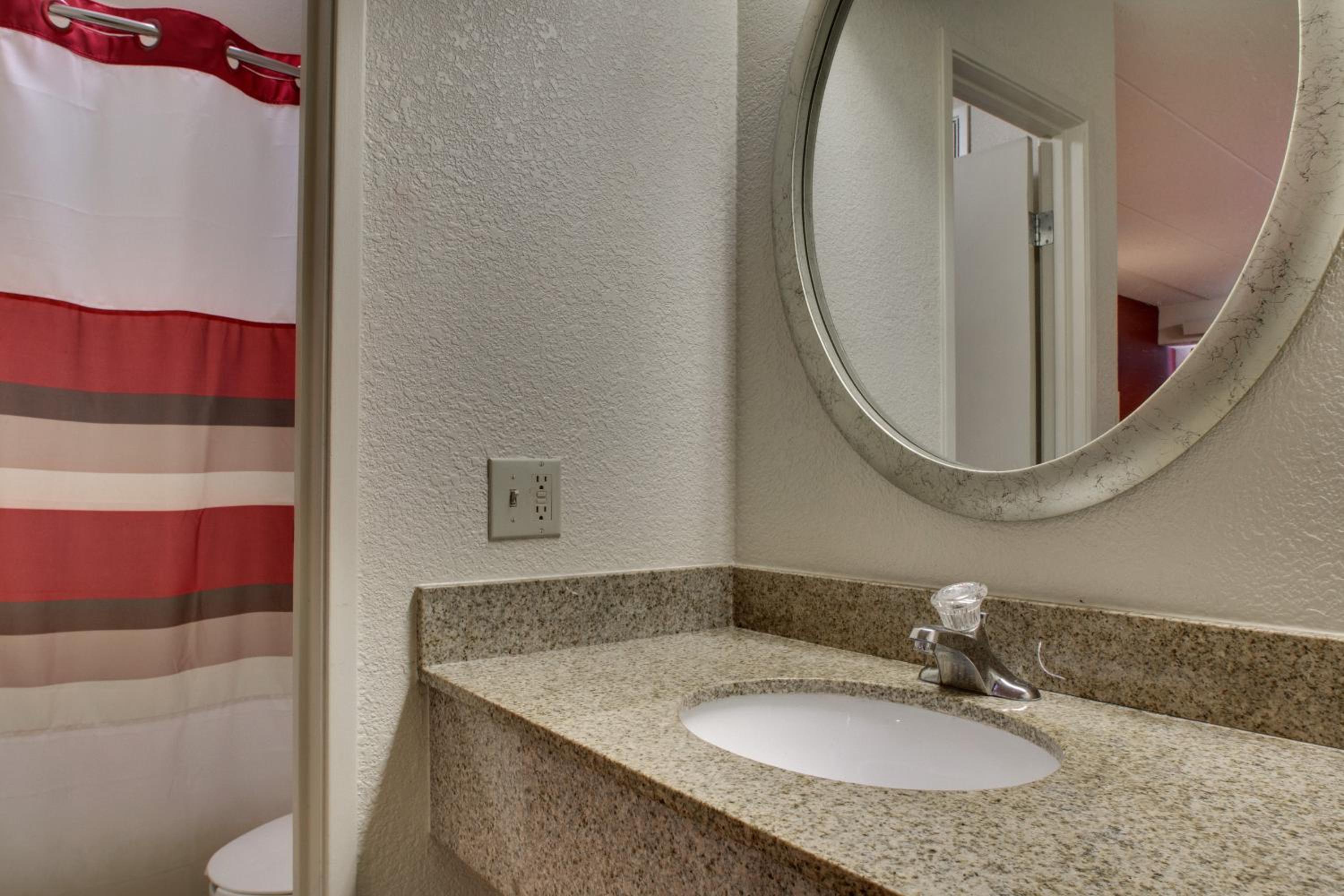 Standard Room with Two Double Beds Smoke Free - Photo 6