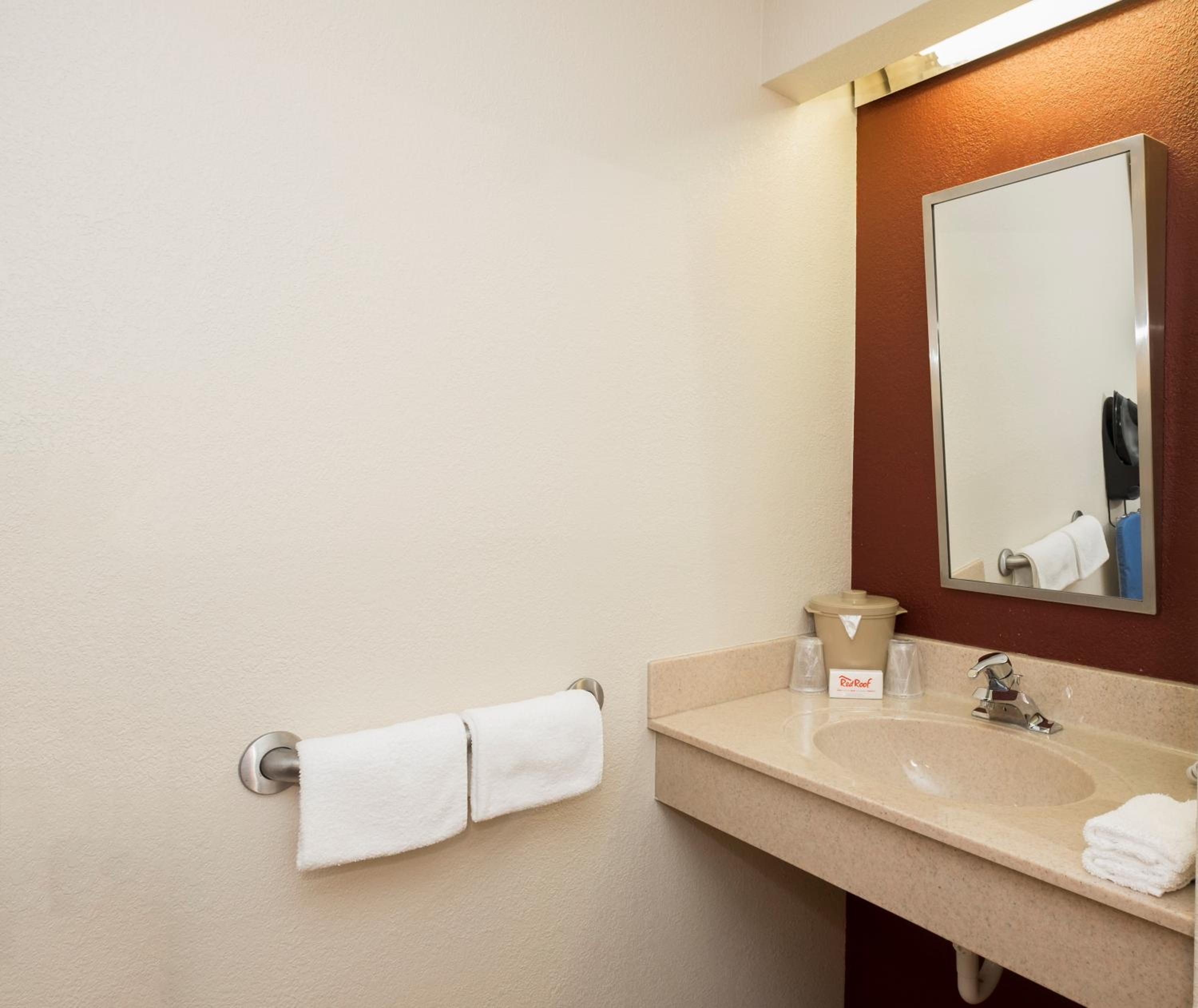 Deluxe King Room Disability Access Smoke Free photo 2