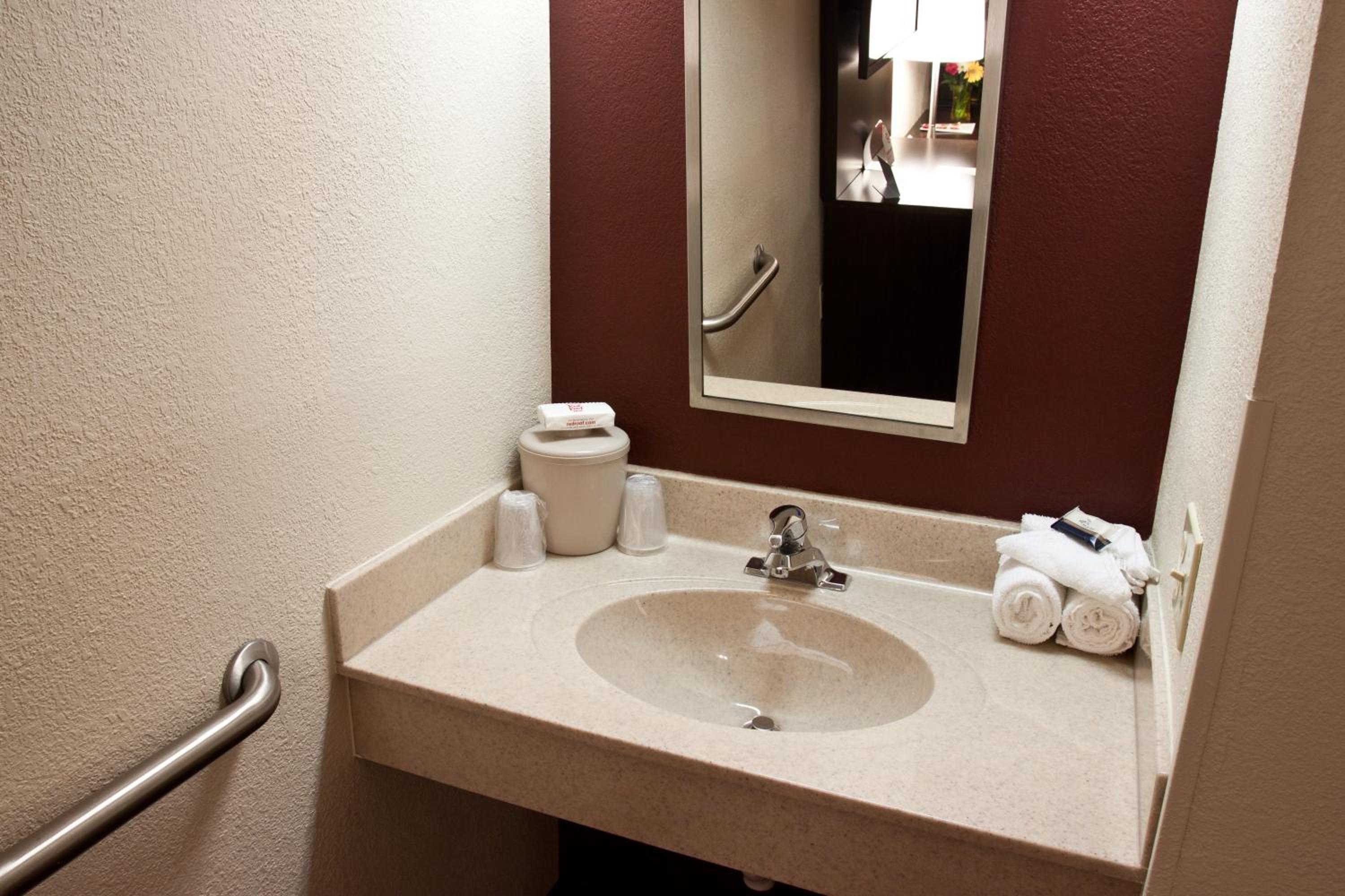 Deluxe King Room Disability Access Smoke Free photo 3