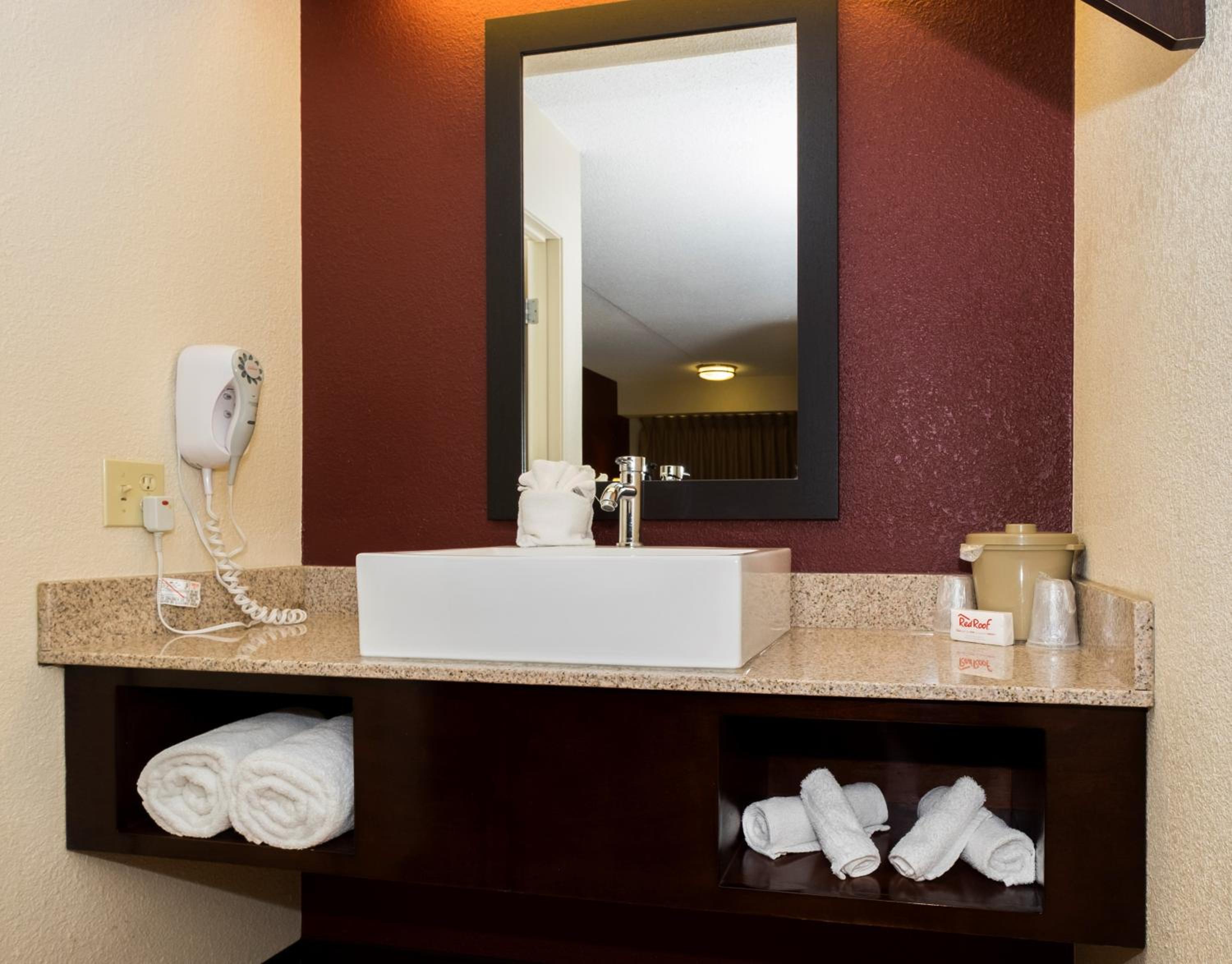 Premium King Room Smoke Free (Upgraded Bedding & Snack) photo 2