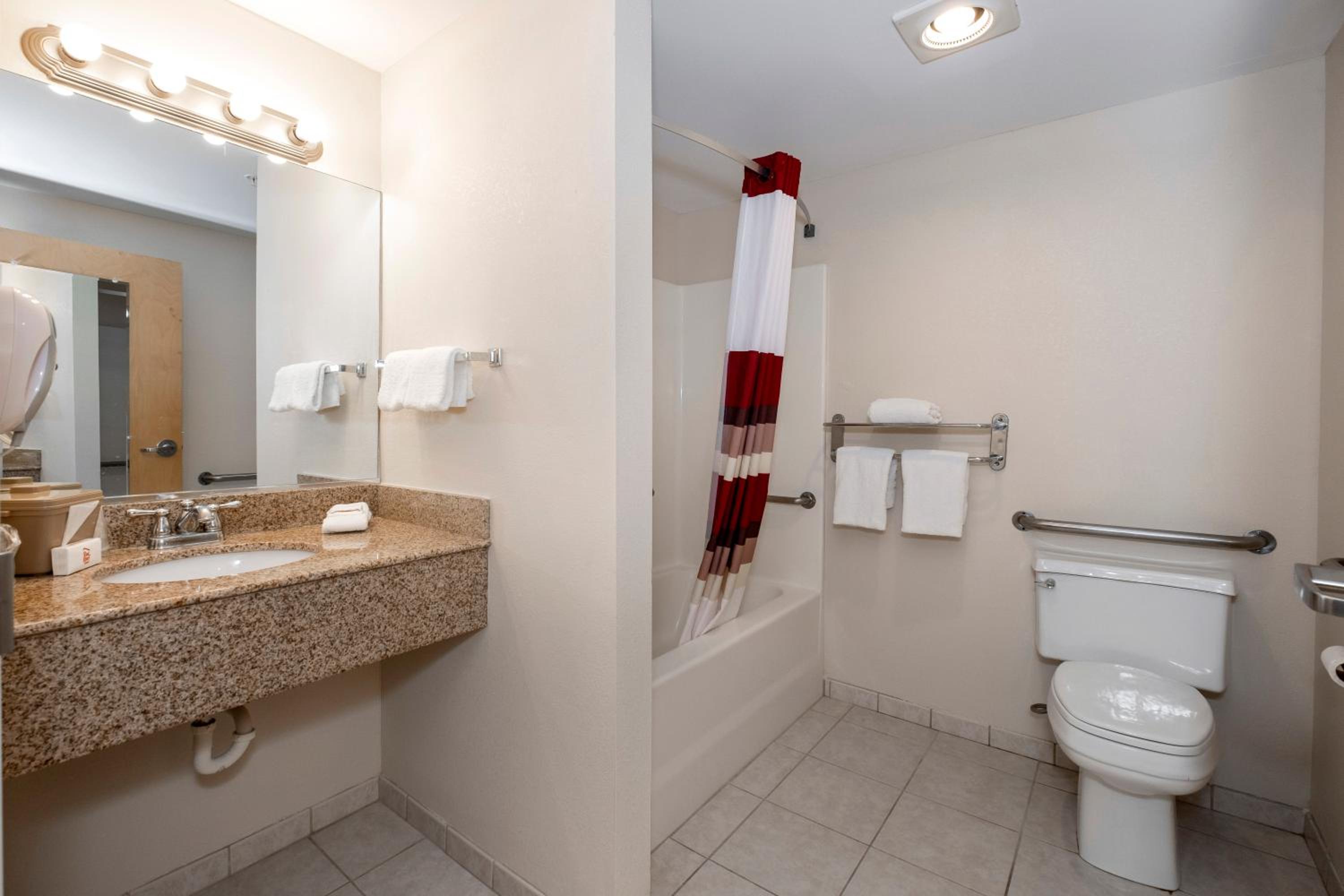 Deluxe Room with One Double Bed Disability Access Smoke Free - Photo 4