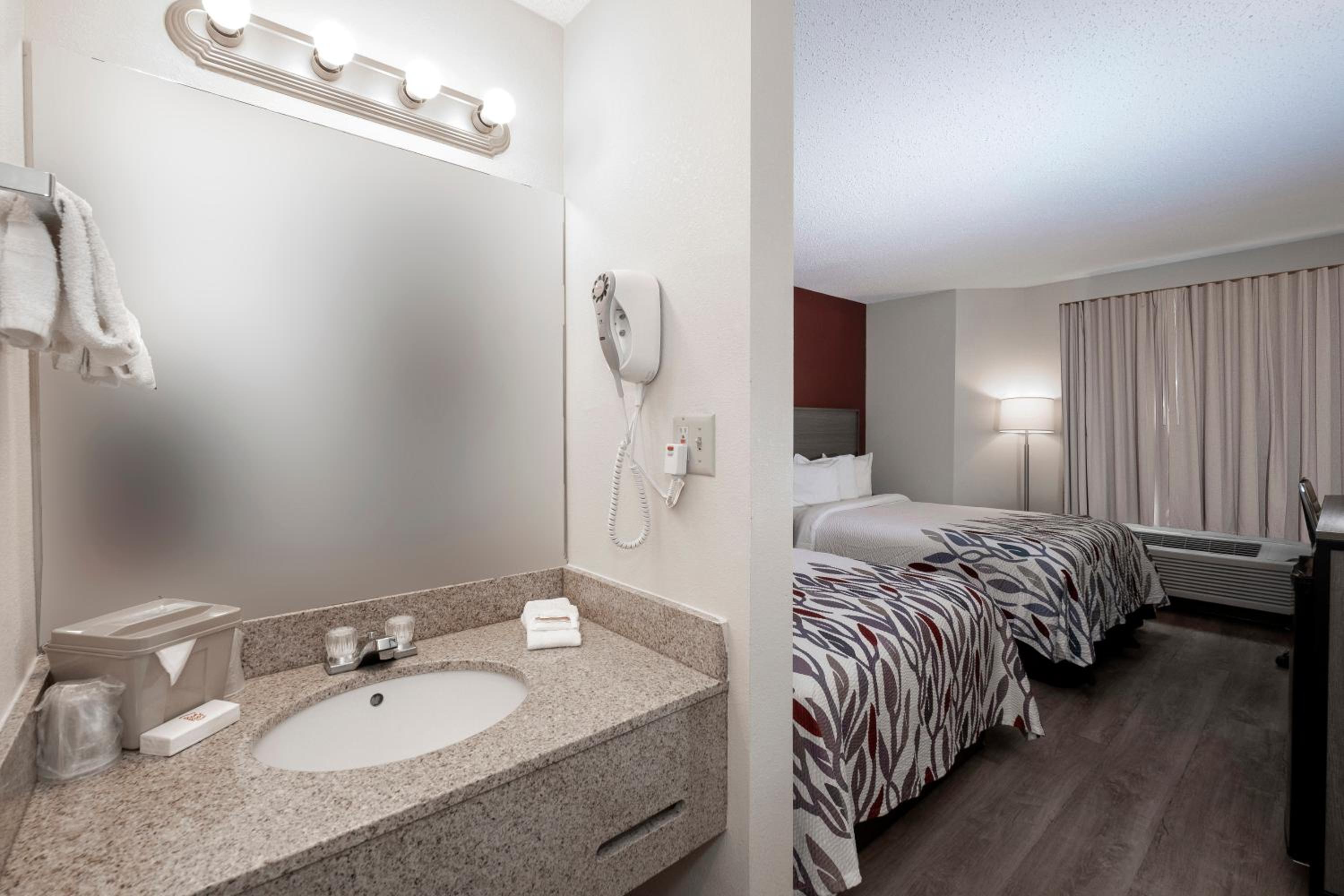 Deluxe Room with Two Double Beds Smoke Free - Photo 9