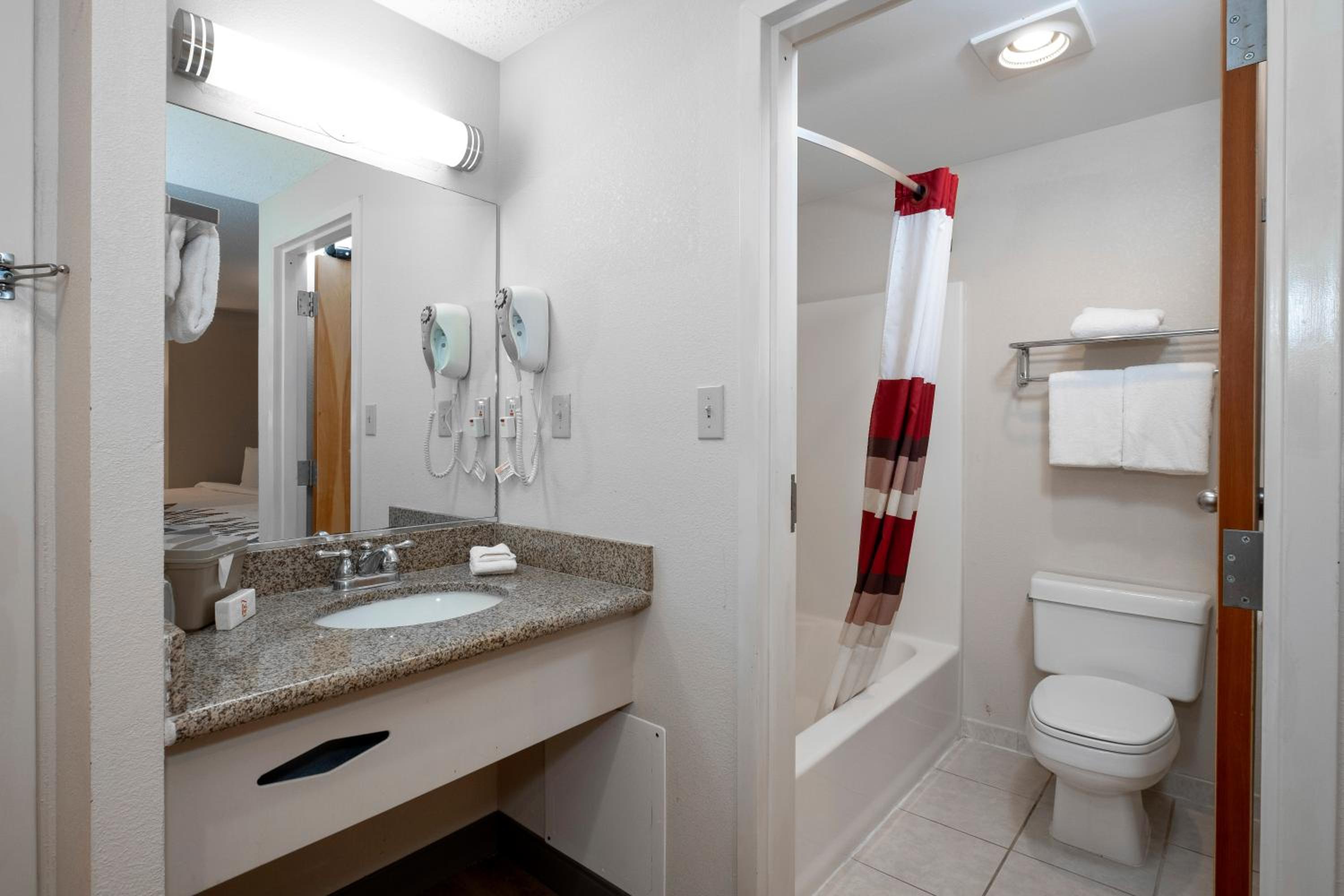 Deluxe Room with Two Queen Beds Smoke Free - Photo 2