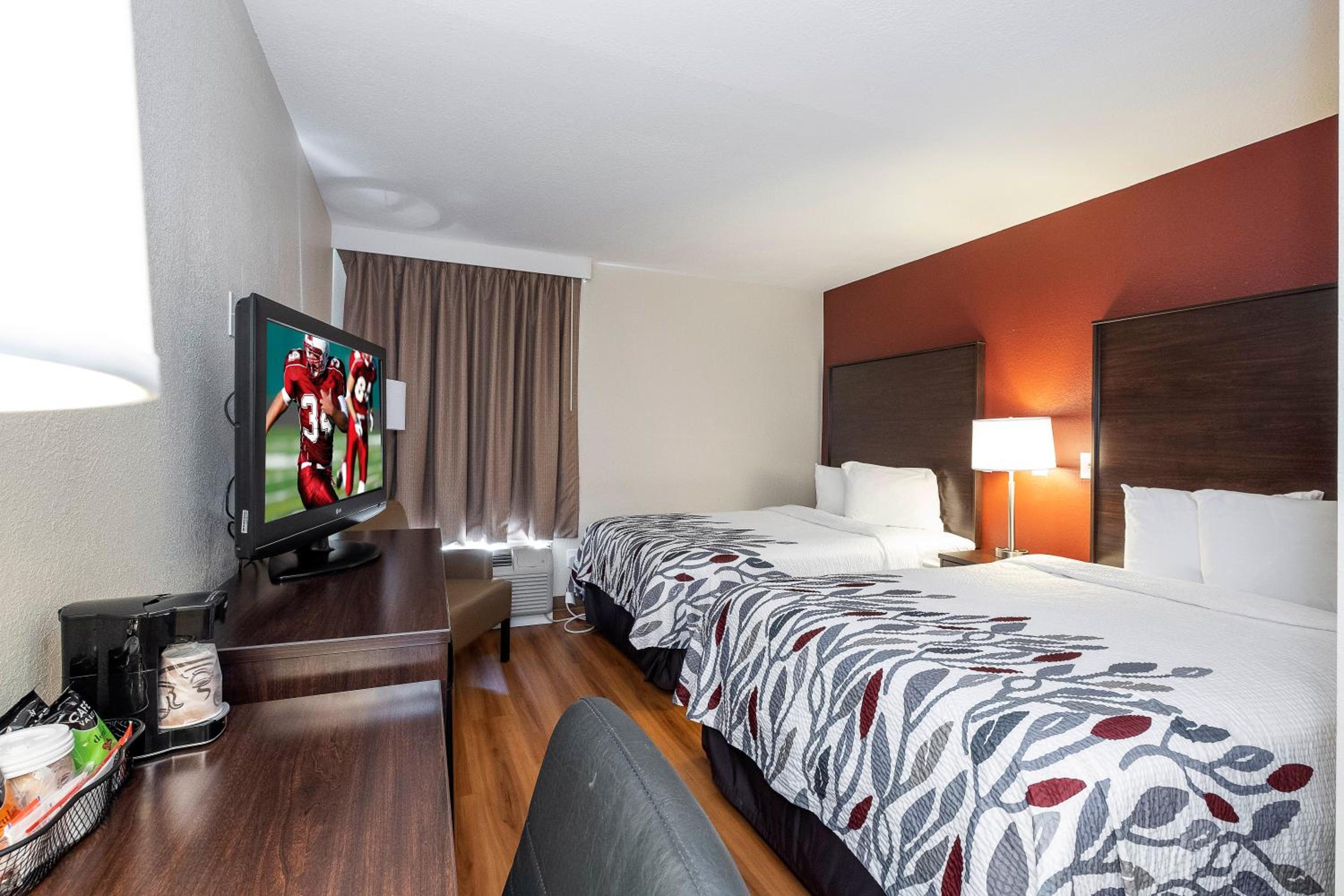 Deluxe Room with Two Double Beds Disability Access Roll-In Shower Non-Smoking photo 2