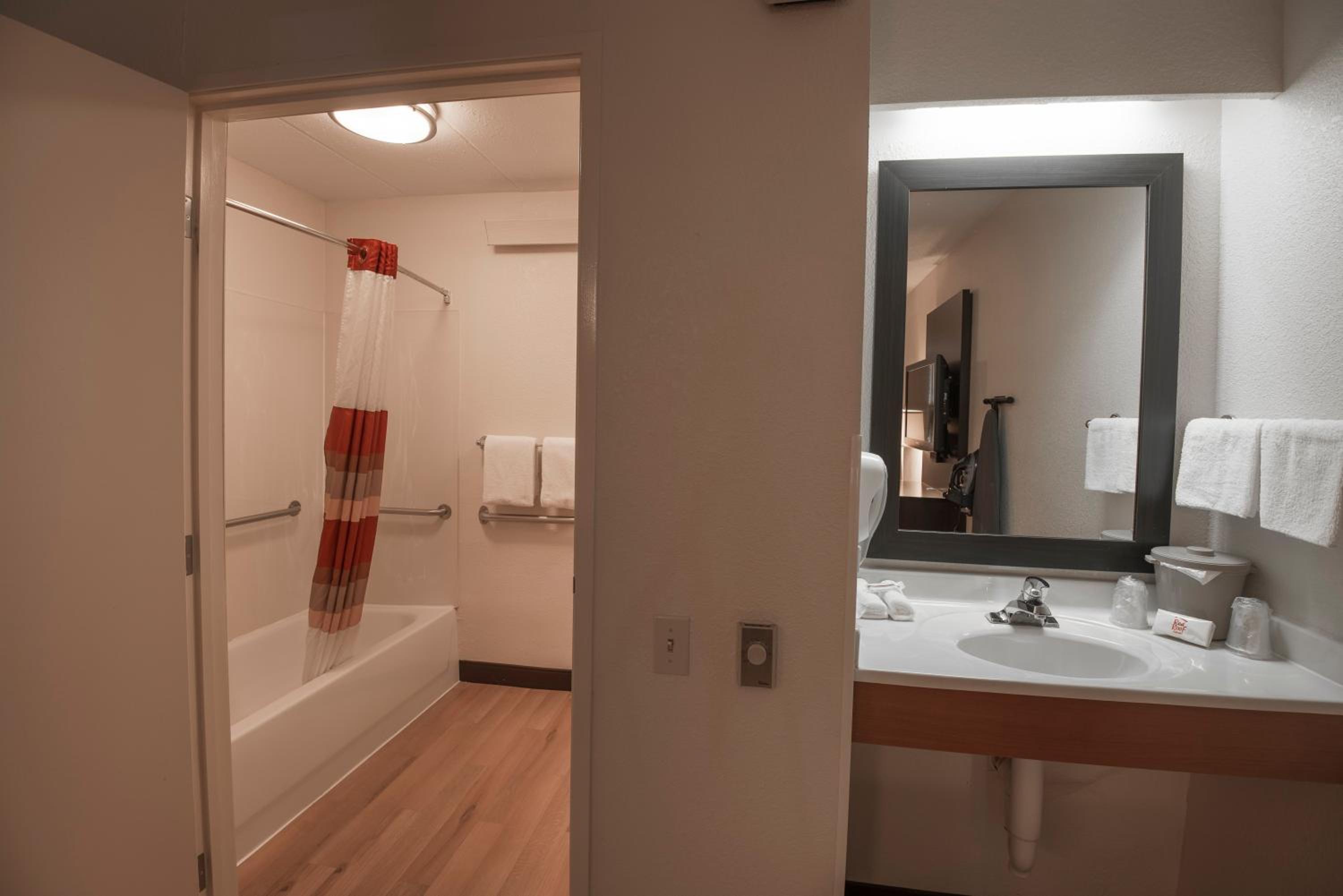 Superior King Room Disability Access Smoke Free - Photo 6