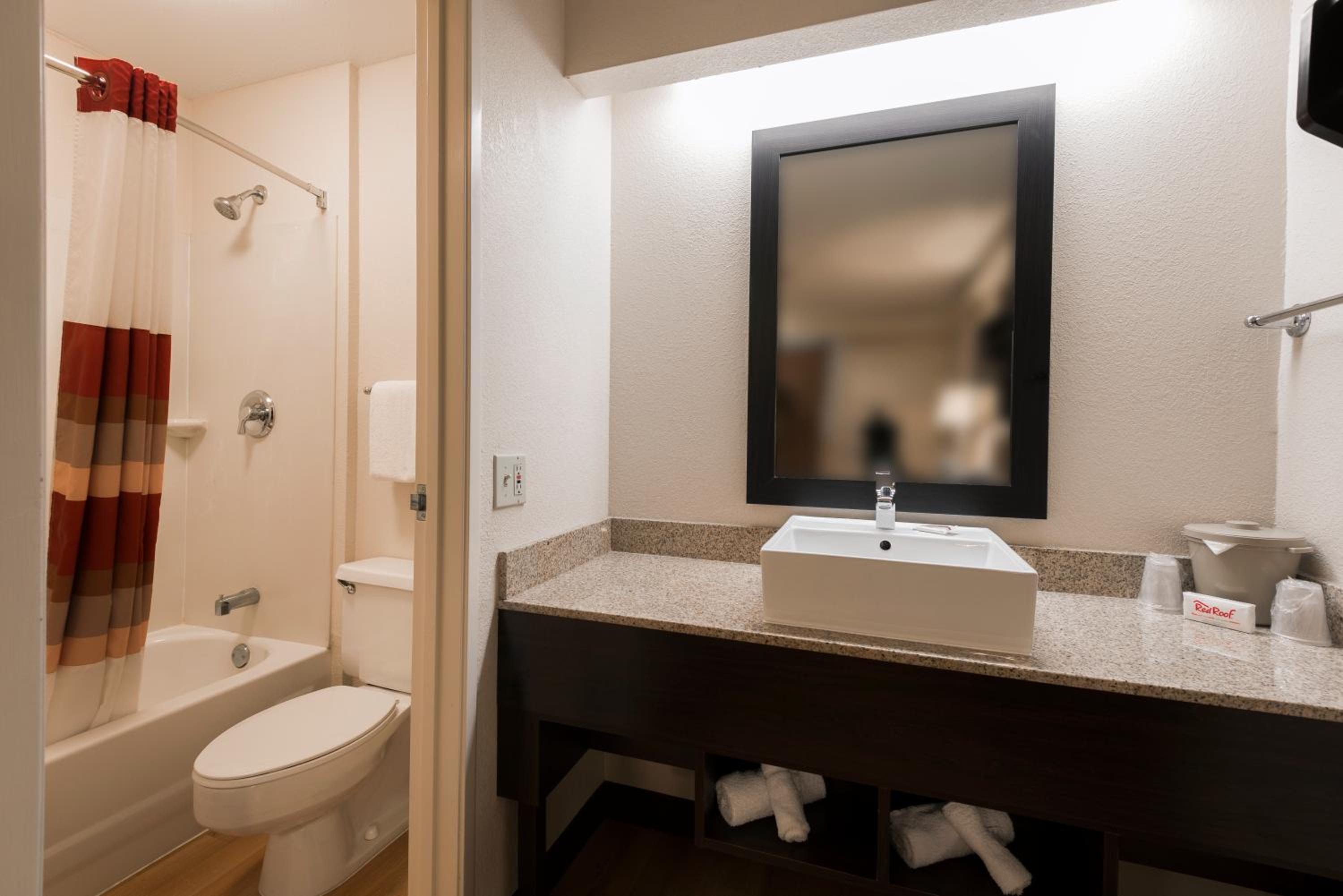 Standard Room with Two Double Beds Smoke Free - Photo 4
