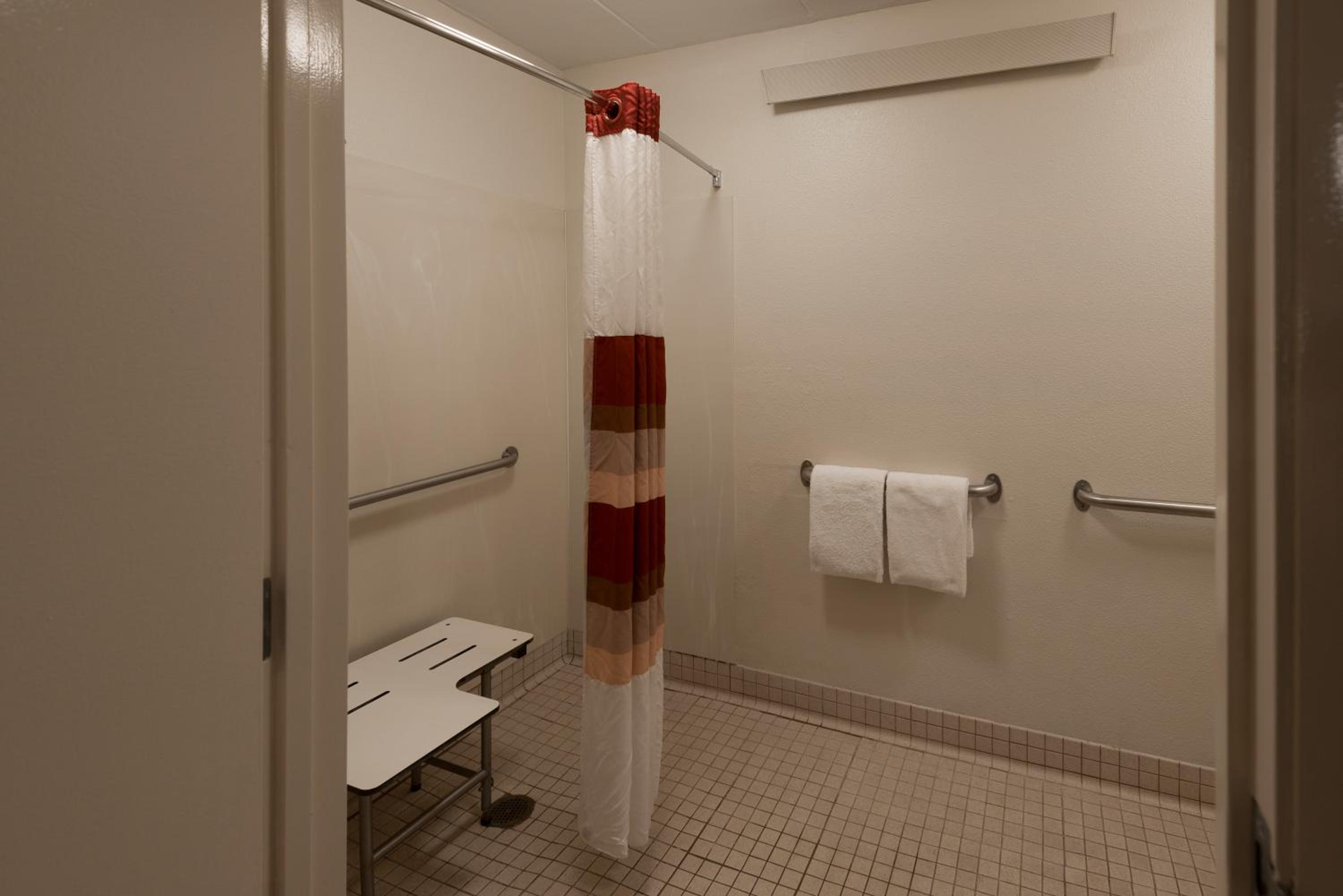 Superior King Room Disability Access Roll-ln Shower Smoke Free - Photo 3