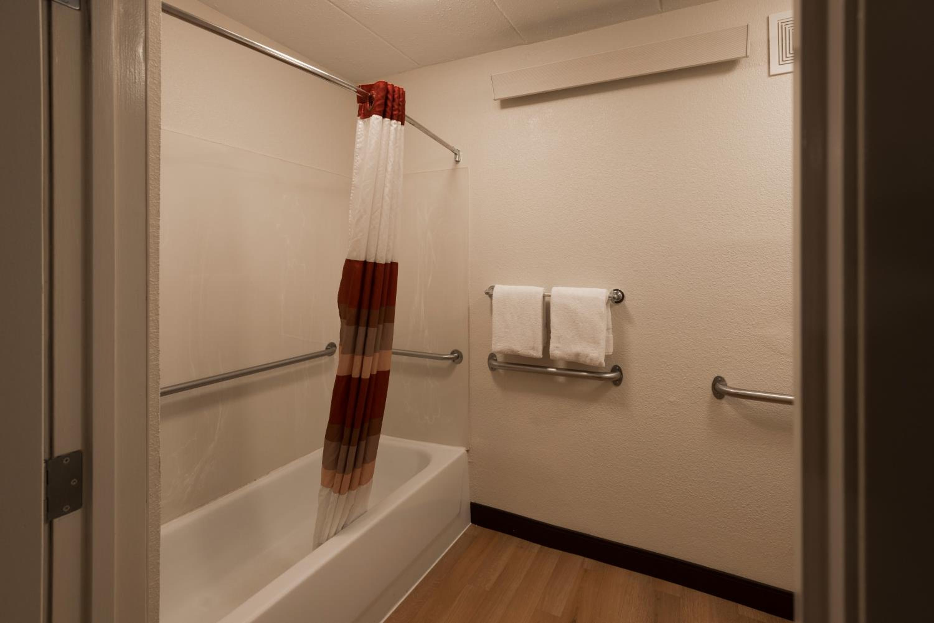 Superior King Room Disability Access Smoke Free - Photo 2
