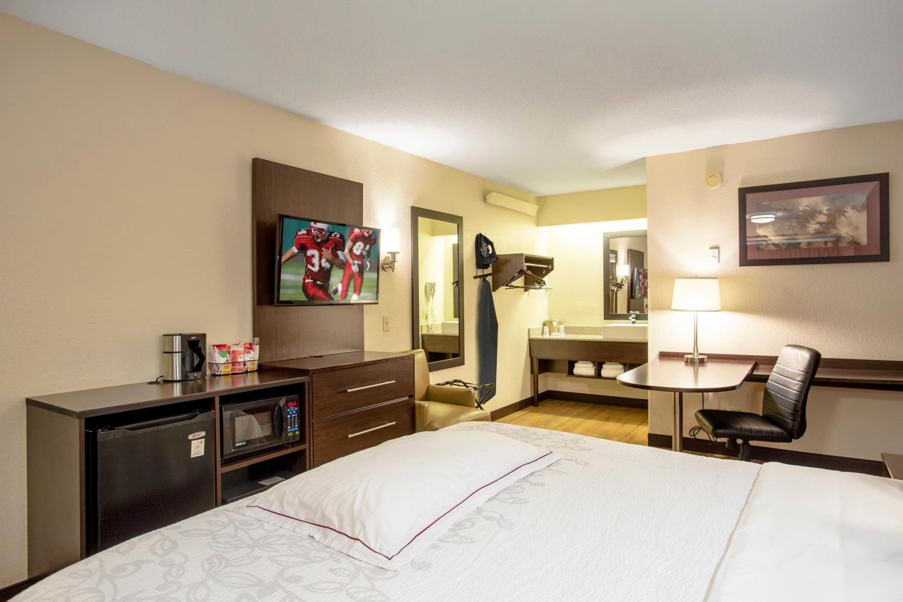 Premium King Room Smoke Free (Upgraded Bedding & Snack) - Photo 4