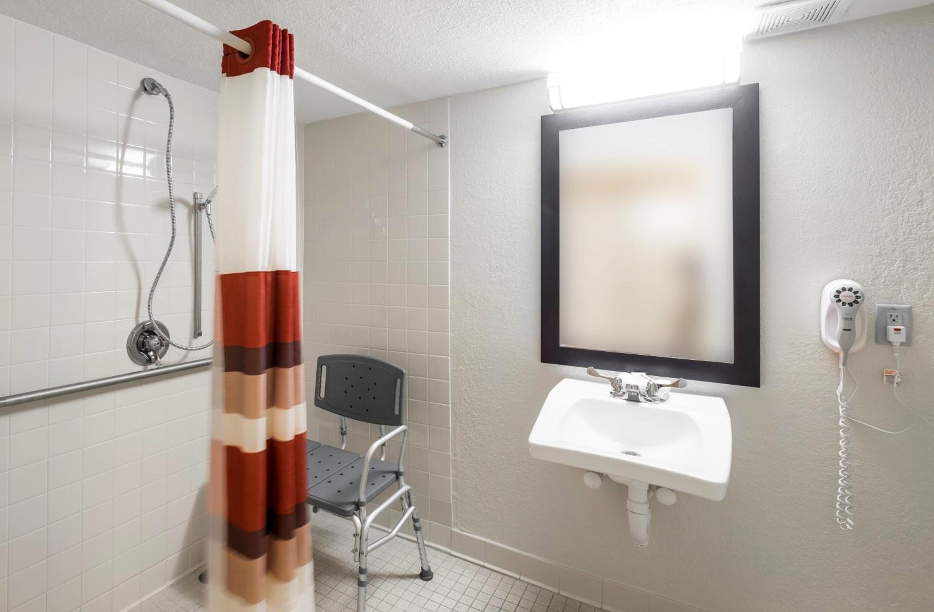 Standard Room with One Queen Bed Disability Access Roll-In Shower Smoke Free - Photo 3