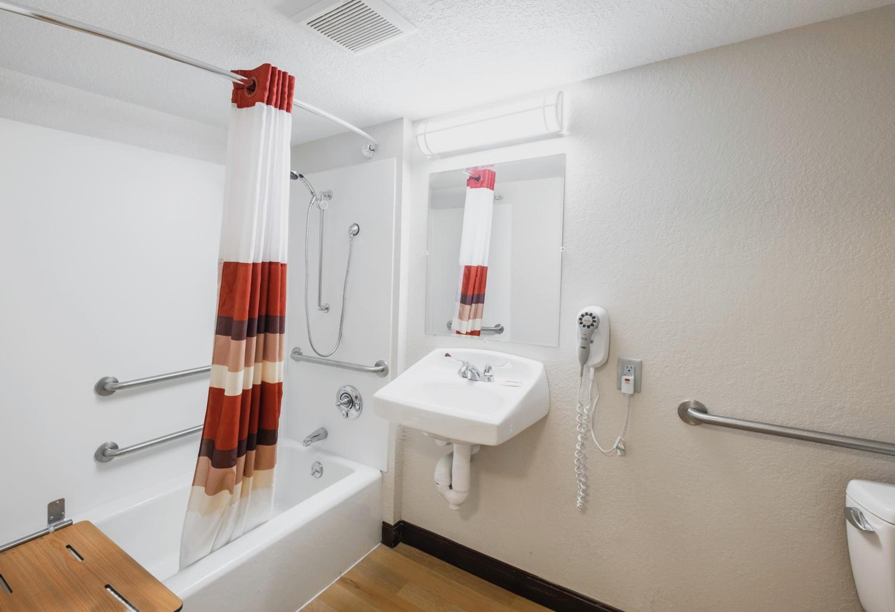 Superior King Room Disability Access Smoke Free - Photo 6
