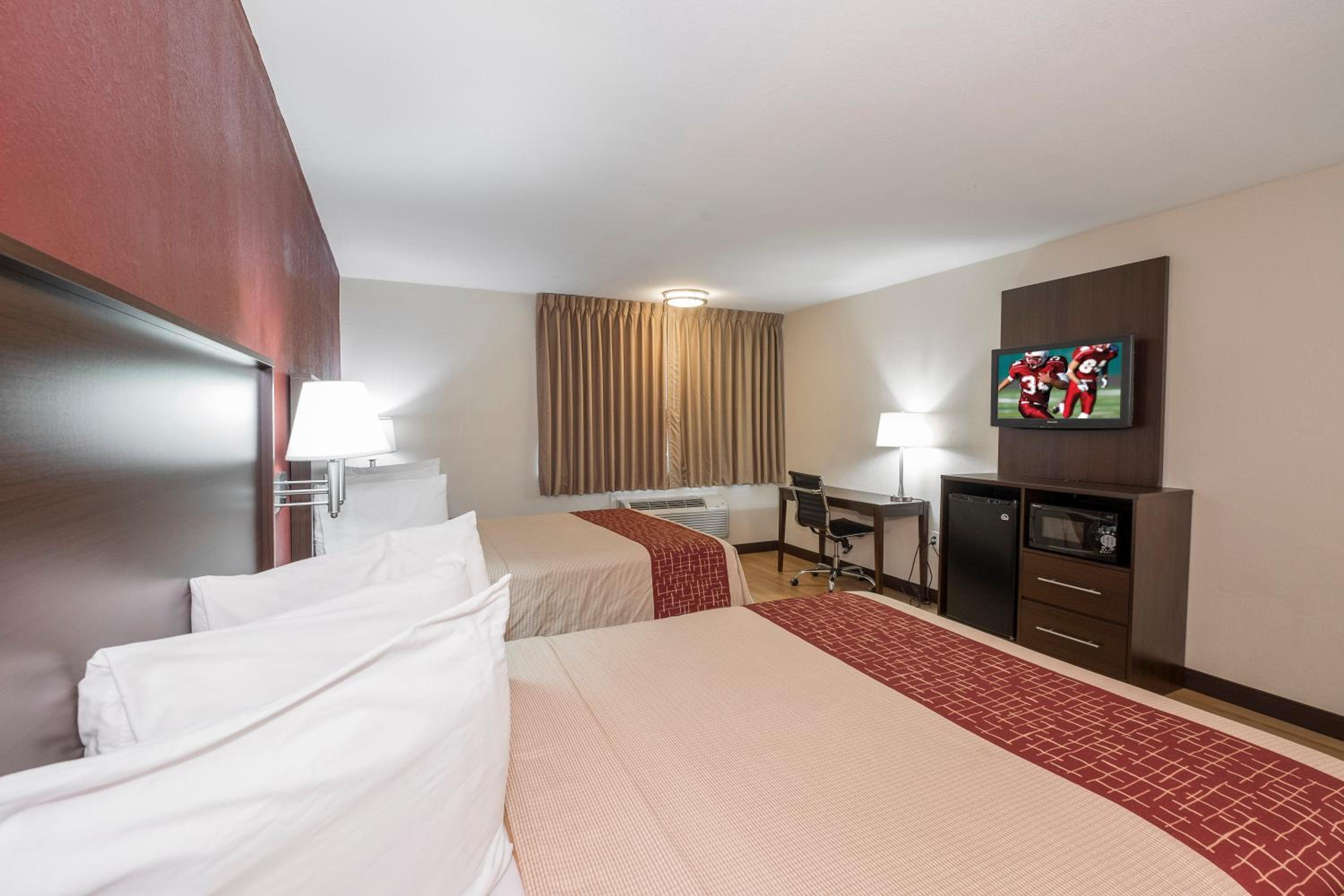 Deluxe Room with Two Queen Beds Smoke Free - Photo 2