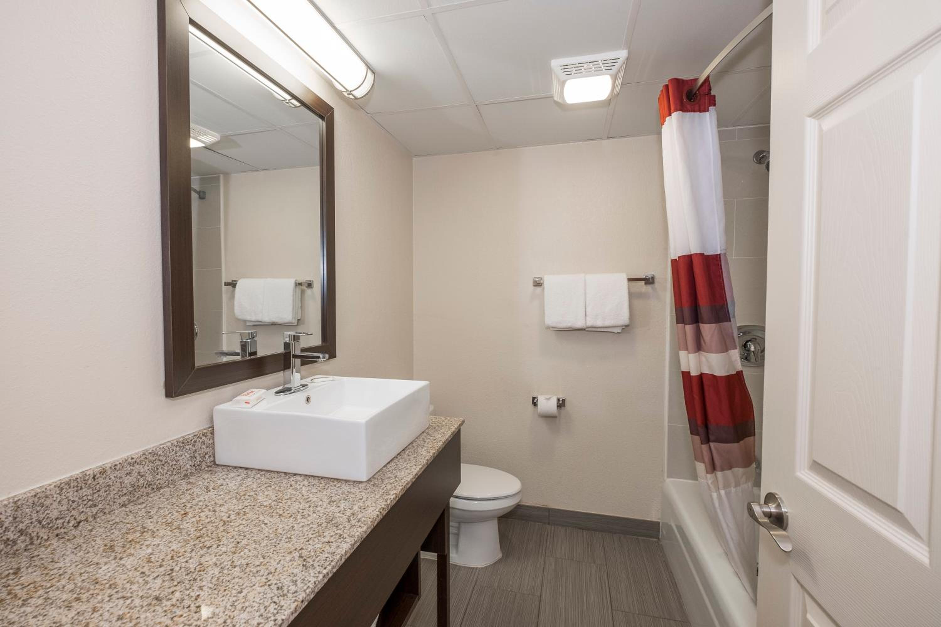 Deluxe Room with Two Queen Beds Smoke Free - Photo 5