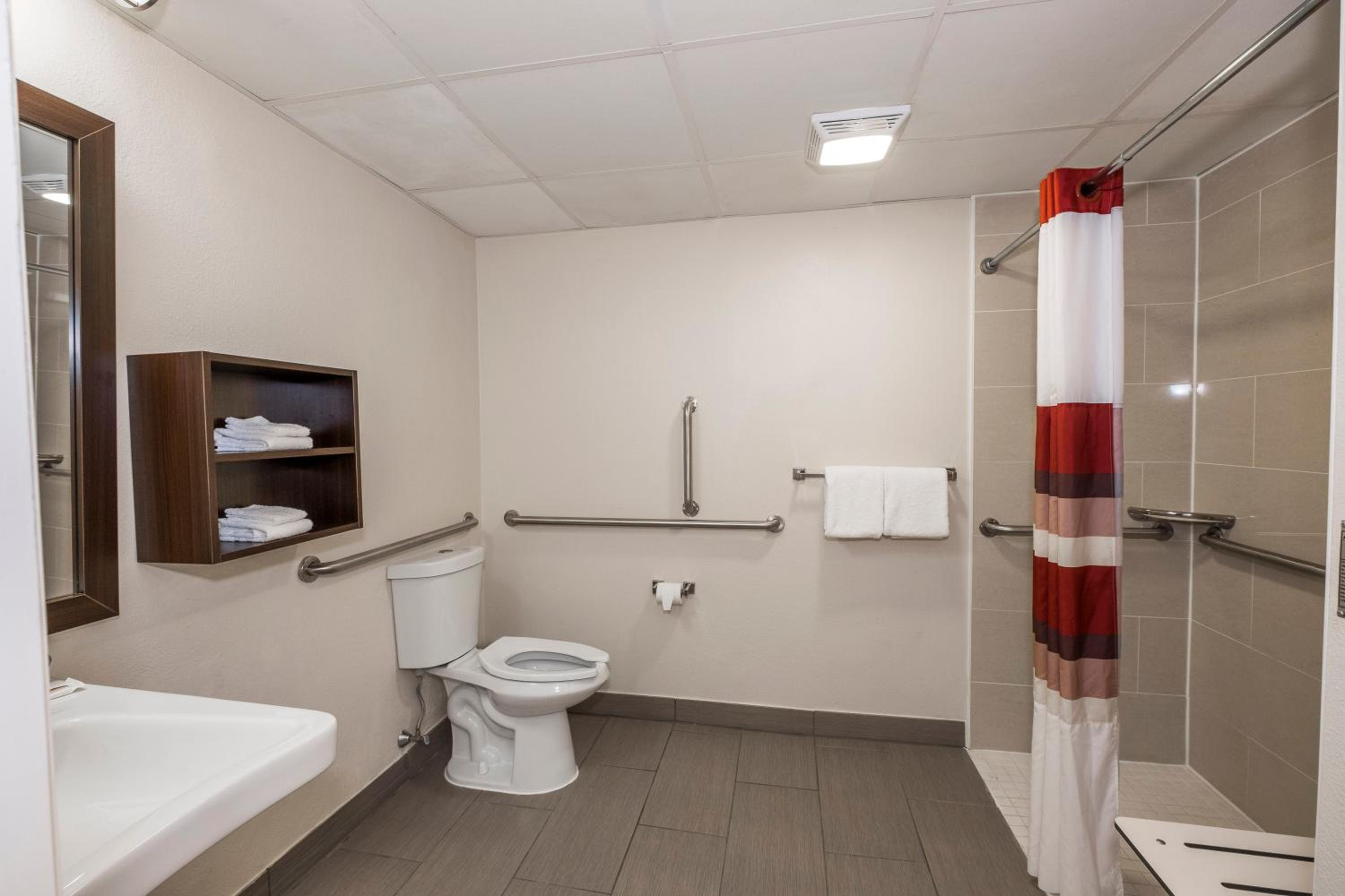Deluxe Room with Two Queen Beds Disability Access Roll-In Shower Smoke Free - Photo 8
