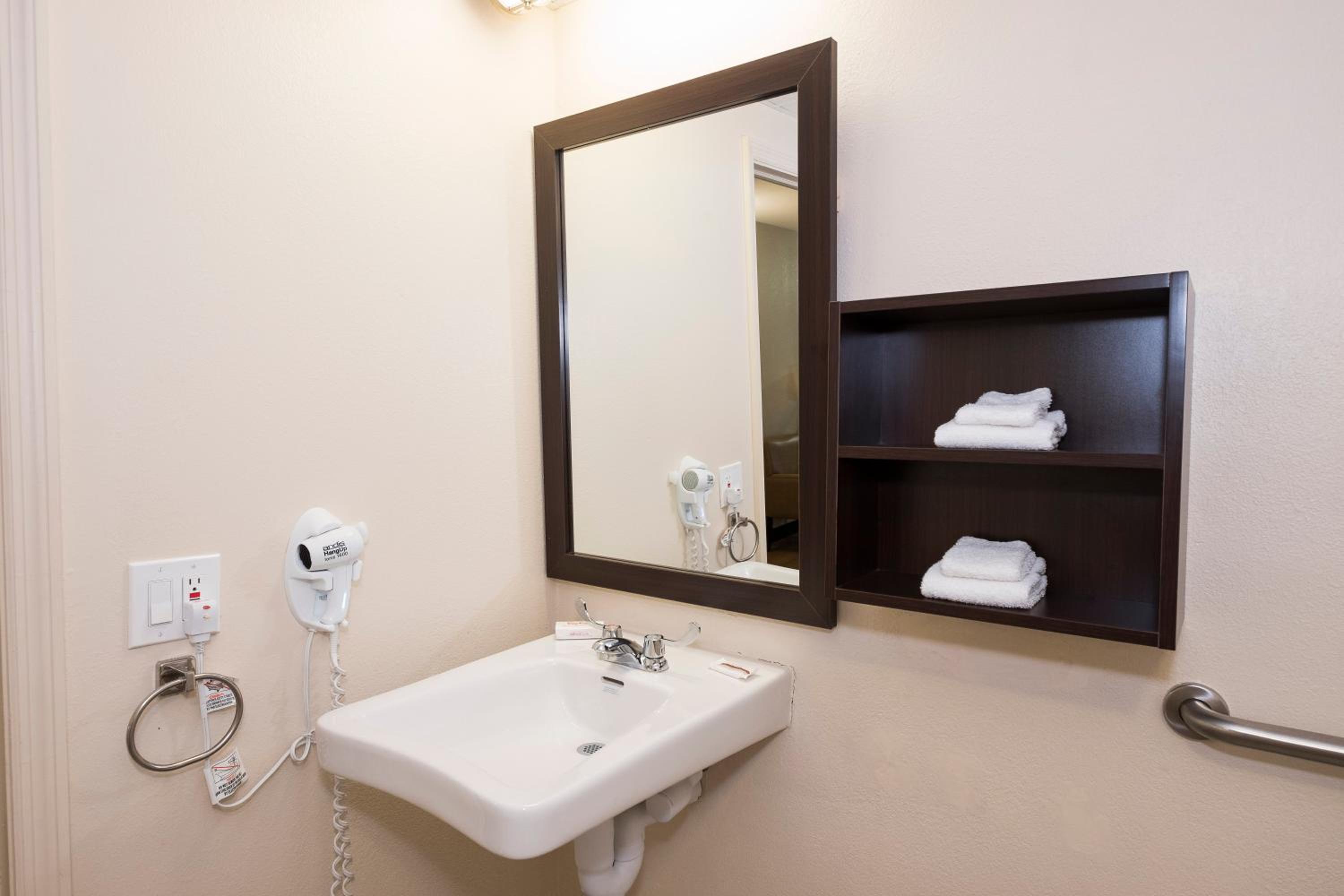 Deluxe Room with Two Queen Beds Disability Access Roll-In Shower Smoke Free - Photo 7