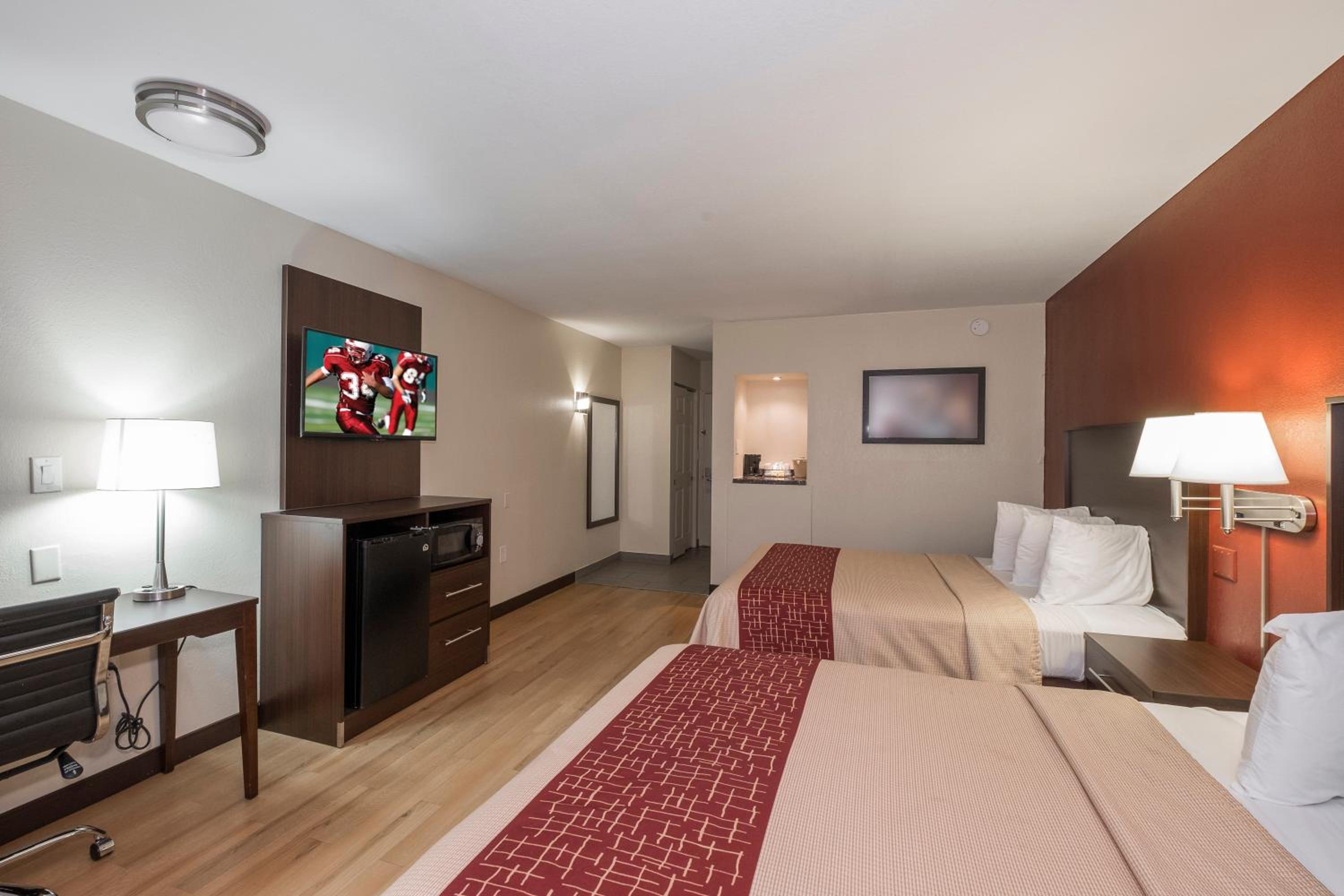Deluxe Room with Two Queen Beds Smoke Free - Photo 4