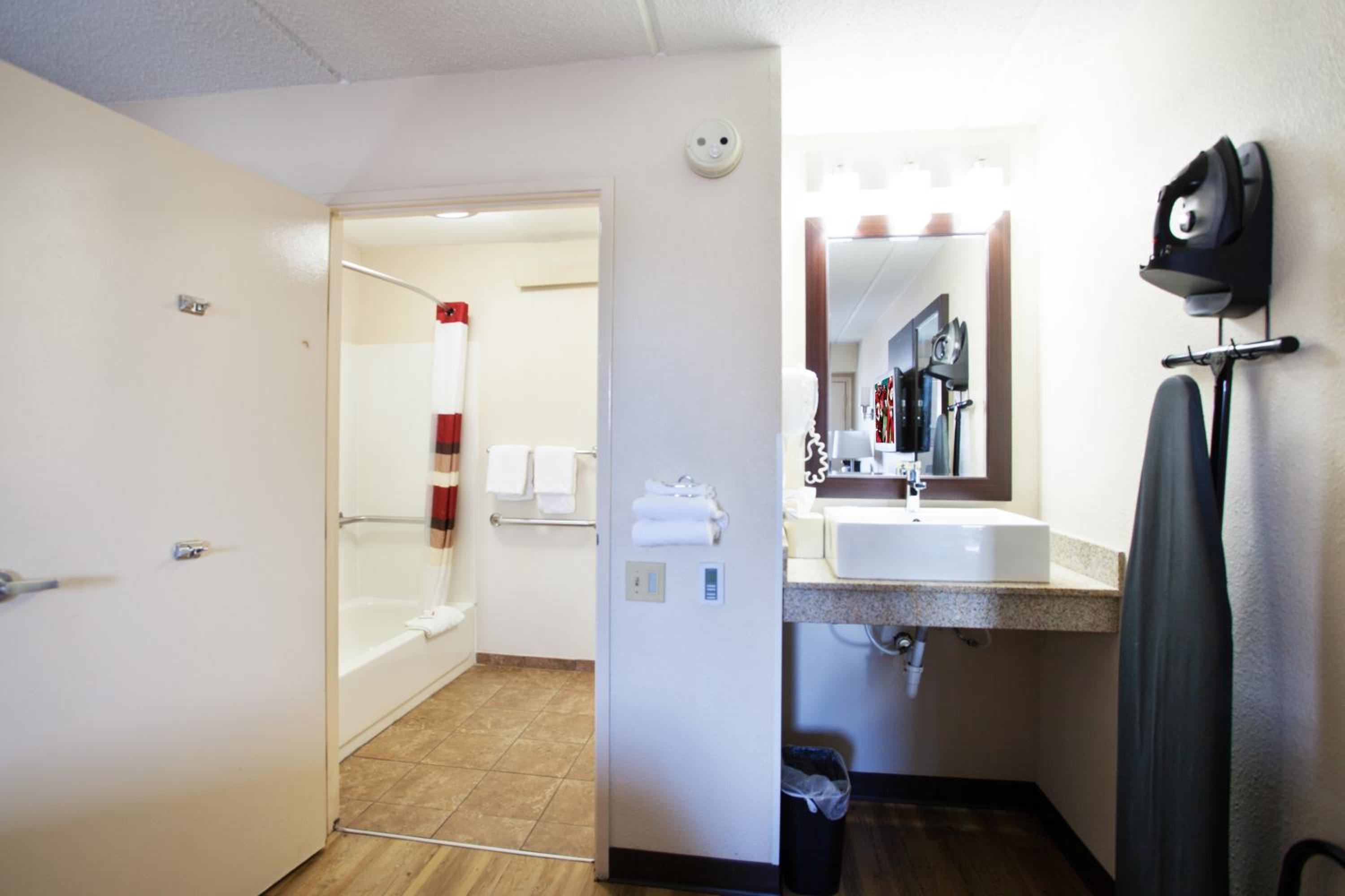 Premium King Room Disability Access Smoke Free (Upgraded Bedding & Snack) - Photo 2