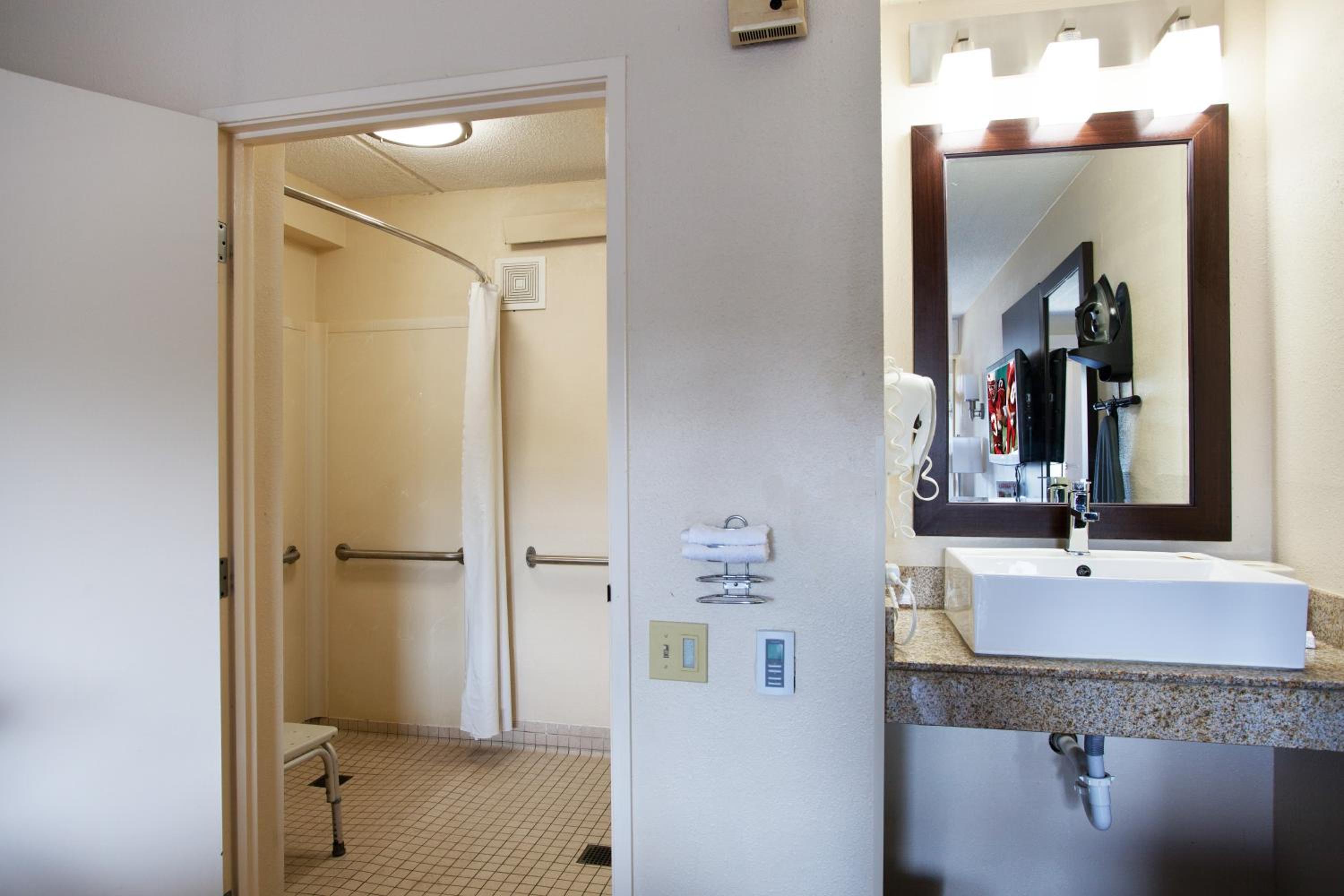 Deluxe King Room Disability Access Roll-In Shower Smoke Free - Photo 4