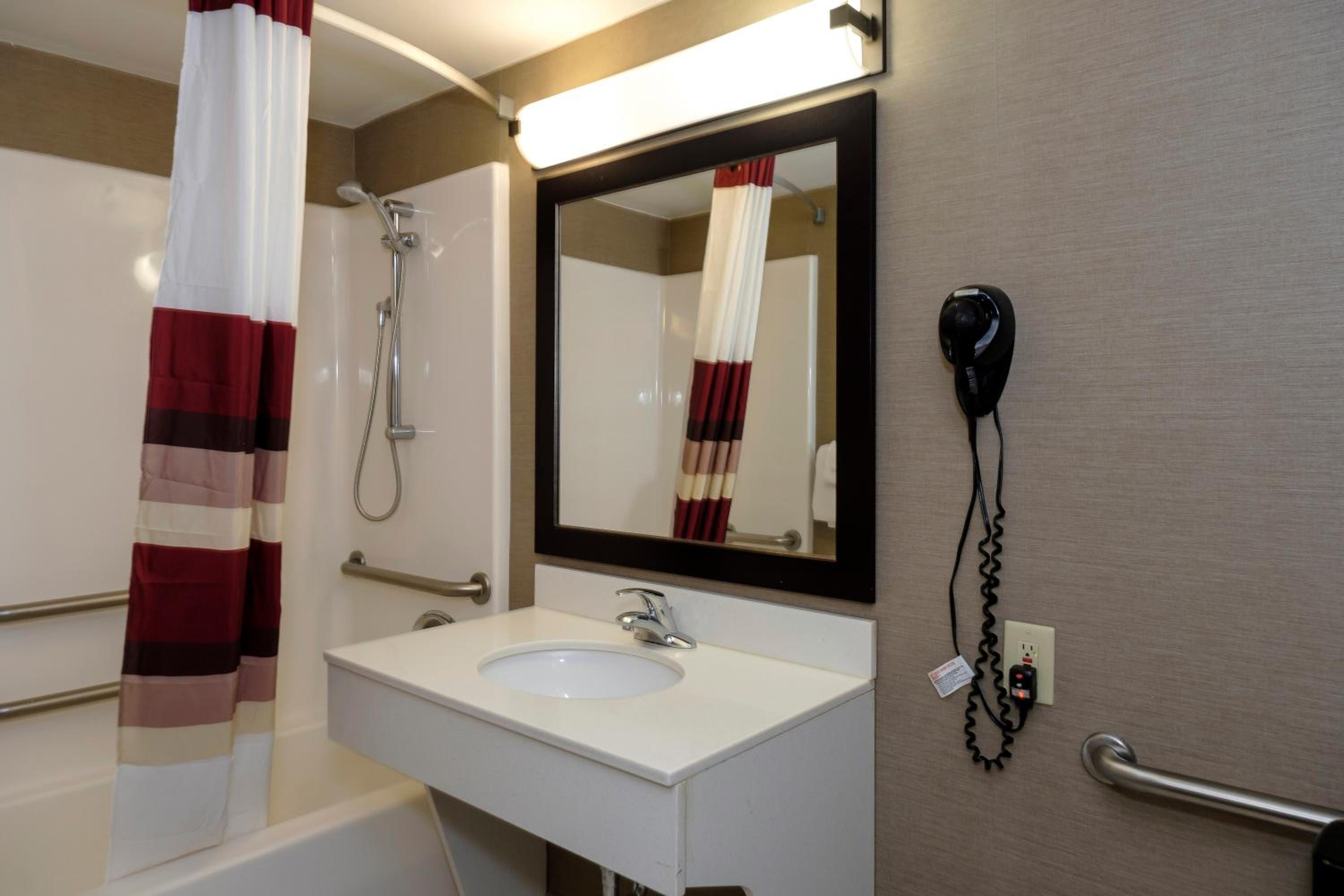 Suite with 2 Queen Beds with Lake View - Disability Access/Non-Smoking - Photo 2